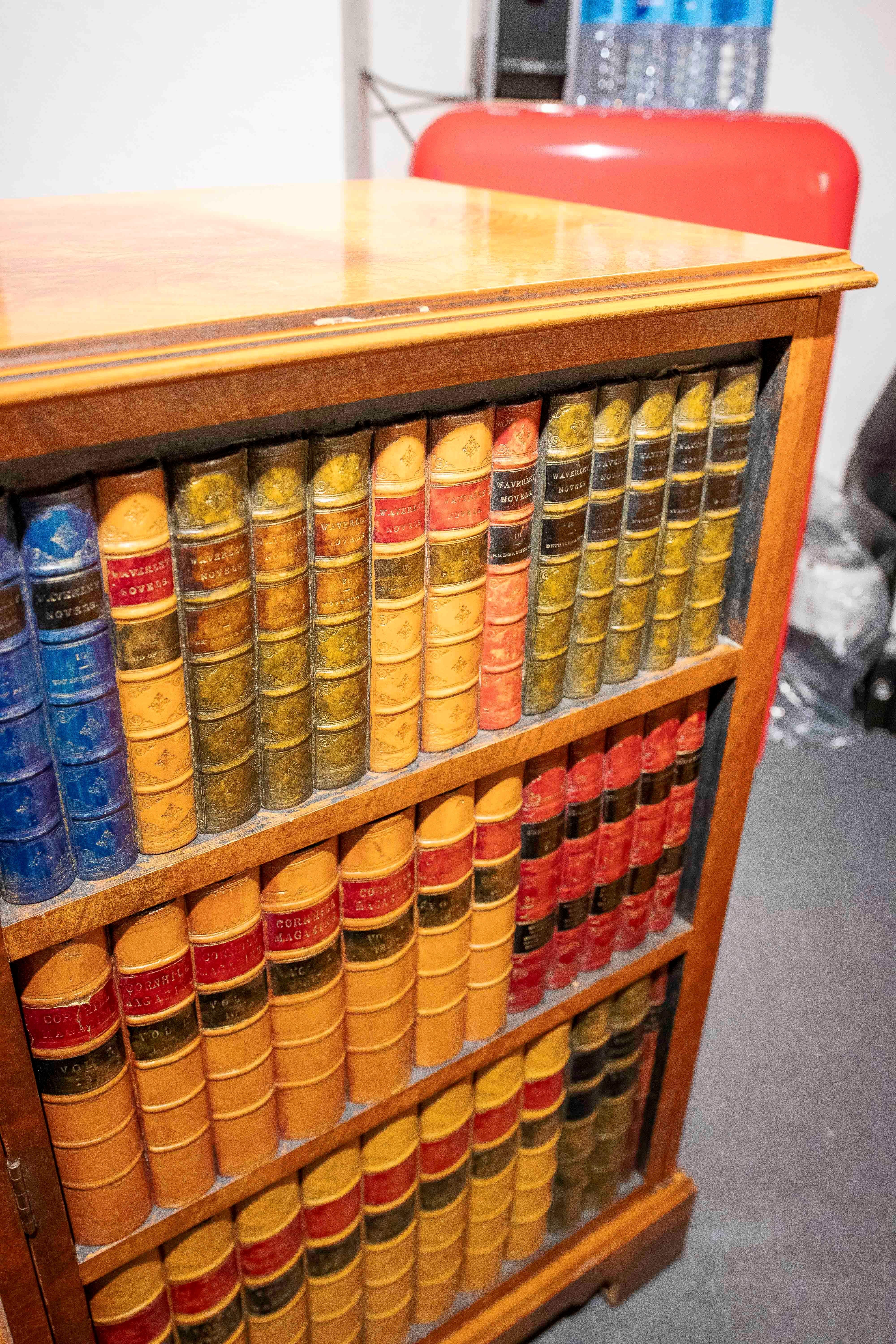 Coppia di mobili Secretaire degli anni '80 con mensole e libreria di design in vendita 10