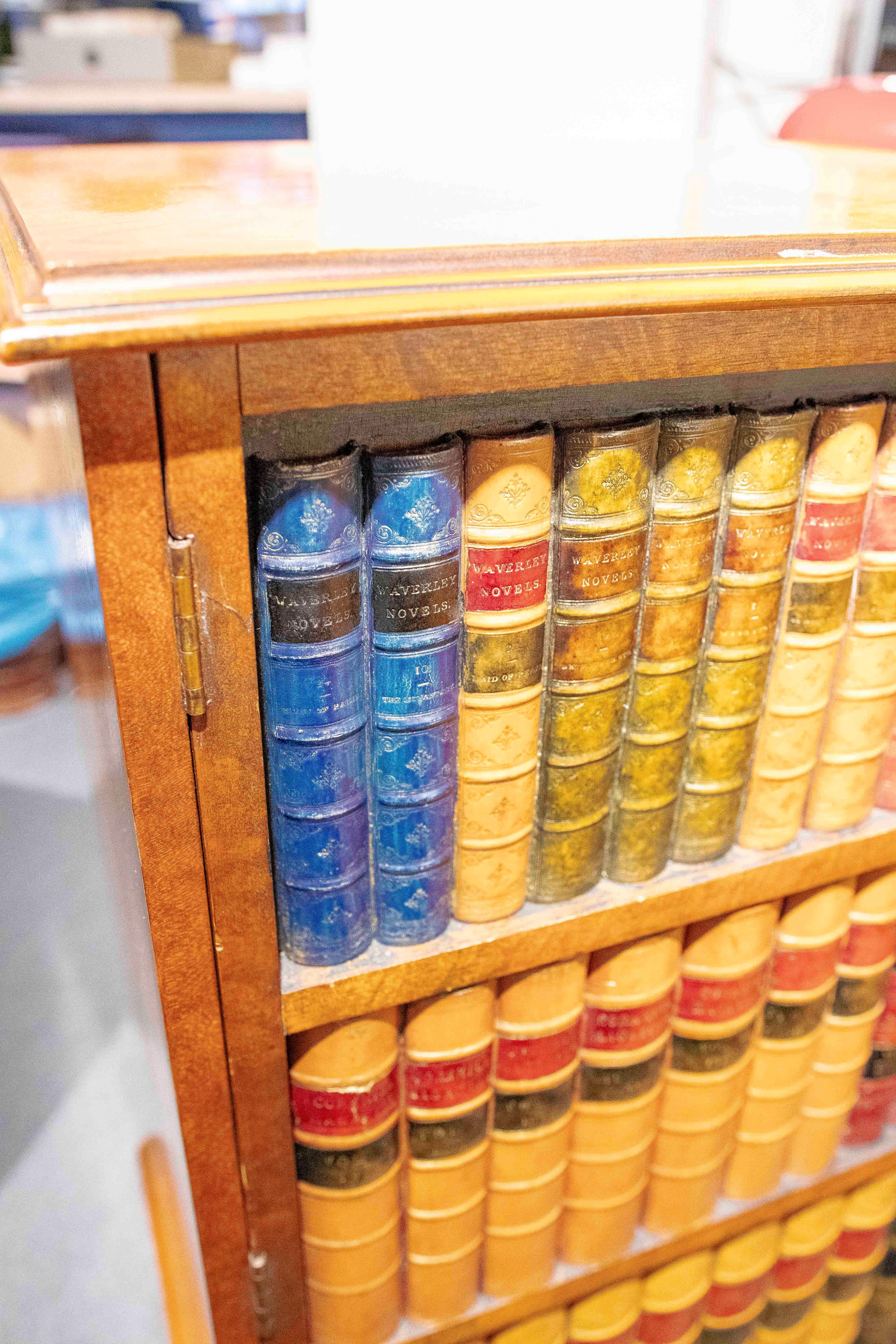 Coppia di mobili Secretaire degli anni '80 con mensole e libreria di design in vendita 12