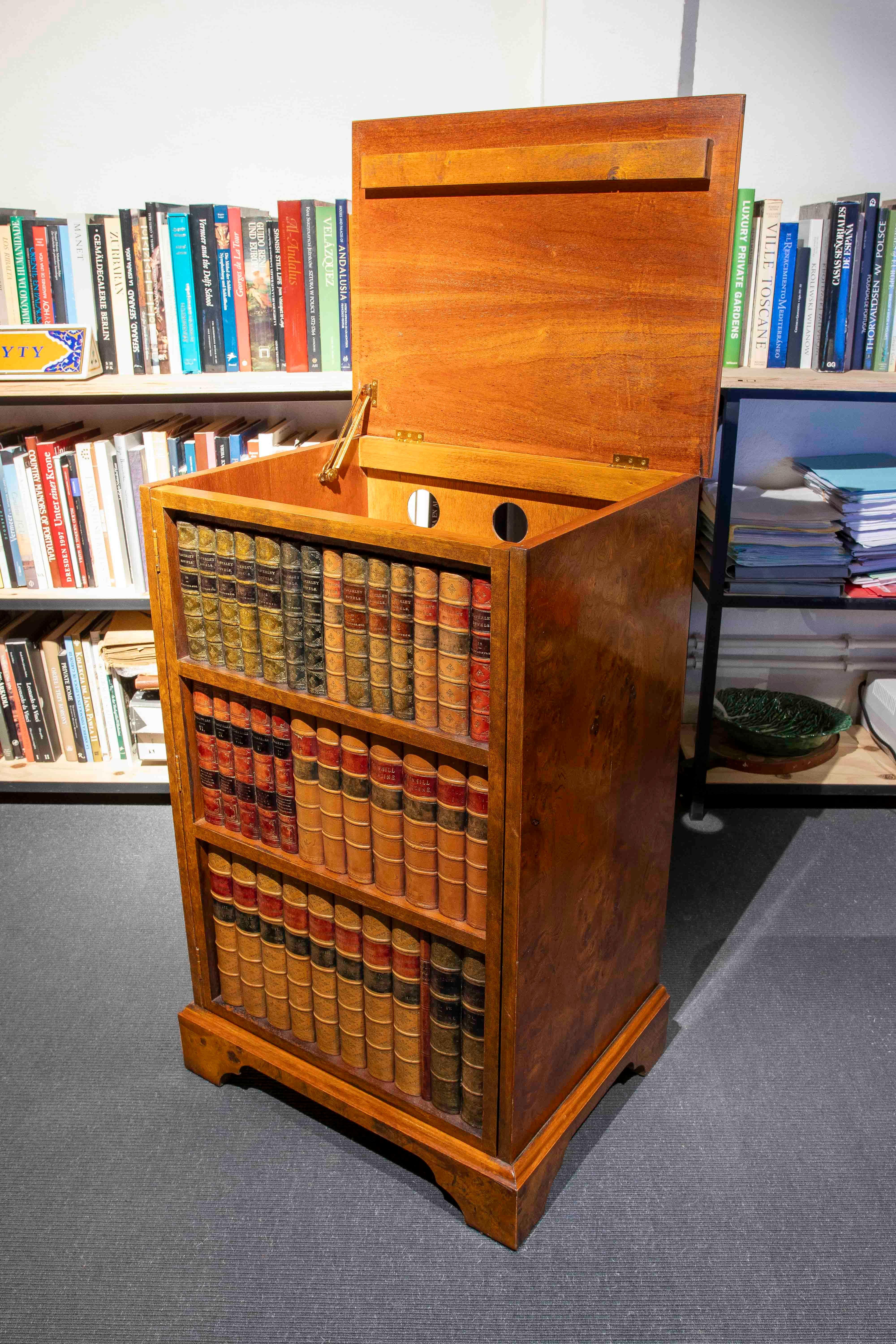 Coppia di mobili Secretaire degli anni '80 con mensole e libreria di design In condizioni buone in vendita a Marbella, ES