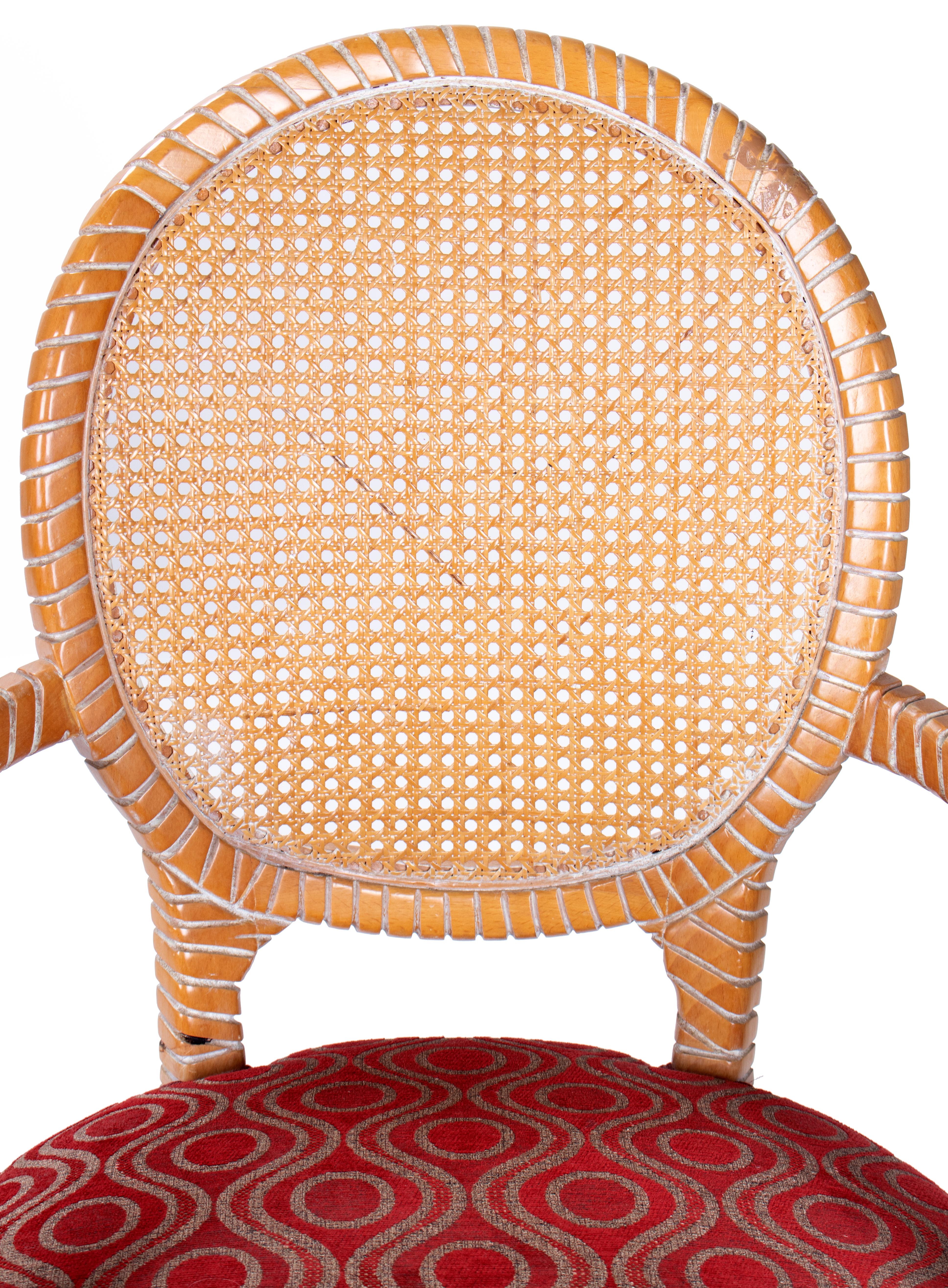 Spanische handgeschnitzte Sessel mit Korbweideverzierung, 1980er Jahre, Paar im Angebot 6