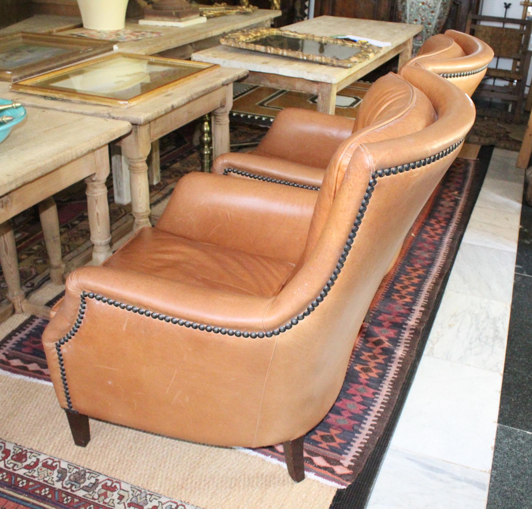 1980s Pair of Spanish Leather Armchairs For Sale 3