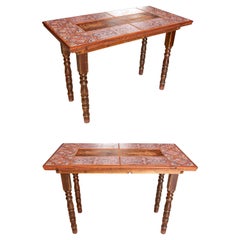 Coppia di tavoli in legno spagnoli del 1980 con gambe tornite e piano in maiolica