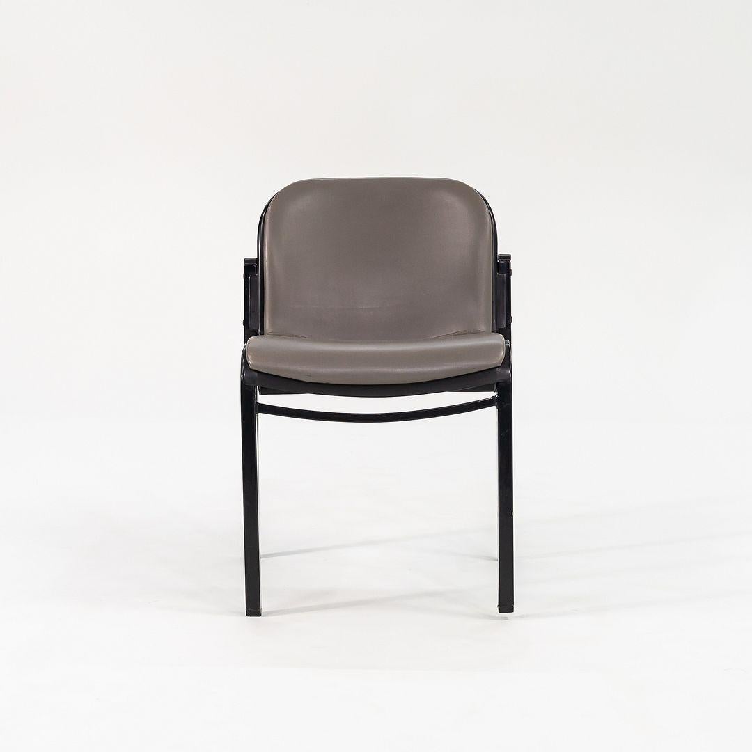 Il s'agit d'une paire de chaises d'appoint Thonet, avec un revêtement en Naugahyde gris et une structure en acier émaillé noir. Elles sont suffisamment légères pour être facilement déplacées en tant que chaises d'appoint, mais suffisamment robustes