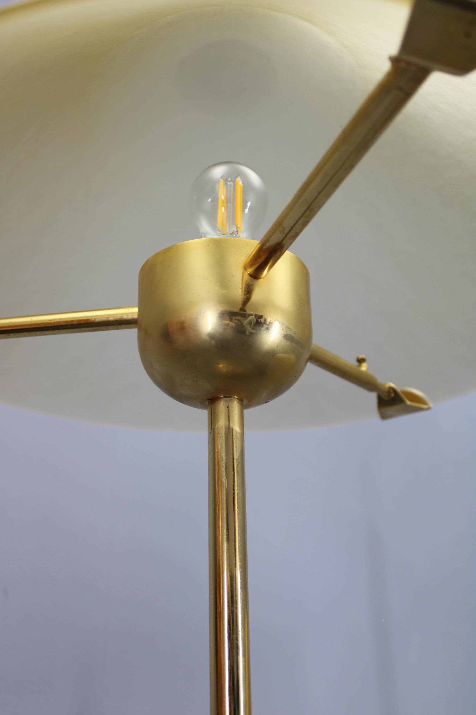 Coppia di lampade da terra anni '80 di VeArt Murano con finitura in ottone, Italia in vendita 4