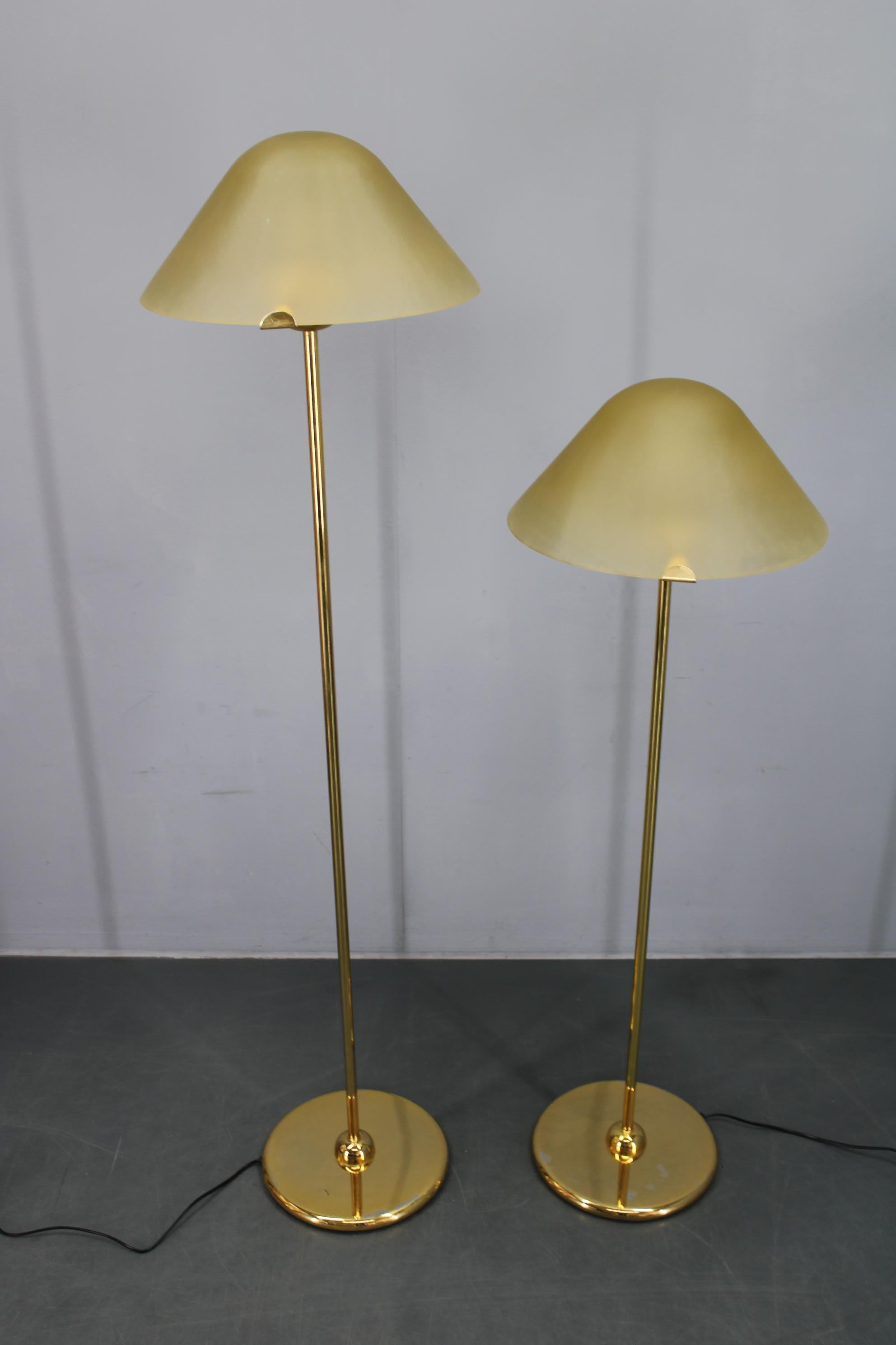 Mid-Century moderno Coppia di lampade da terra anni '80 di VeArt Murano con finitura in ottone, Italia in vendita