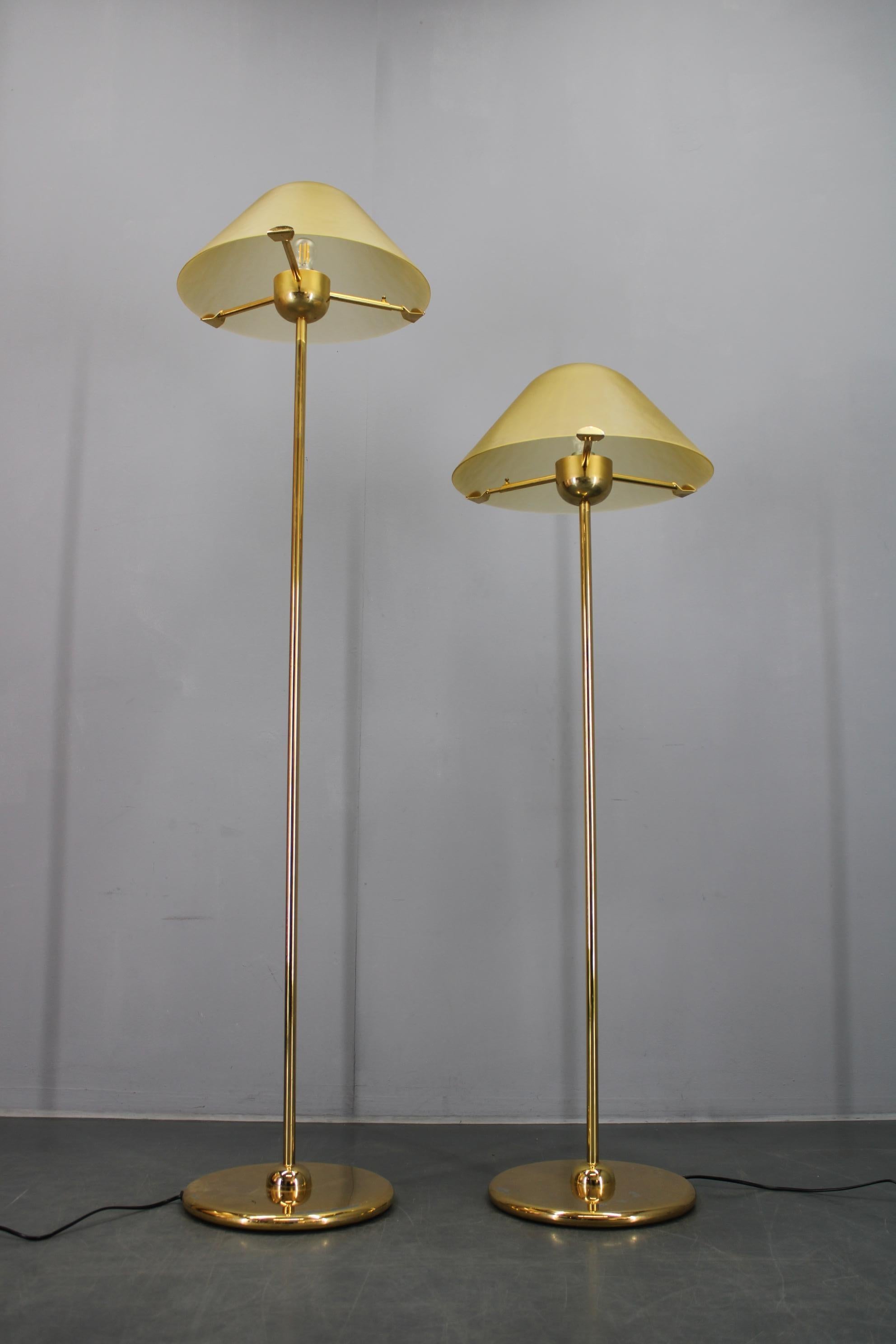 Italiano Coppia di lampade da terra anni '80 di VeArt Murano con finitura in ottone, Italia in vendita