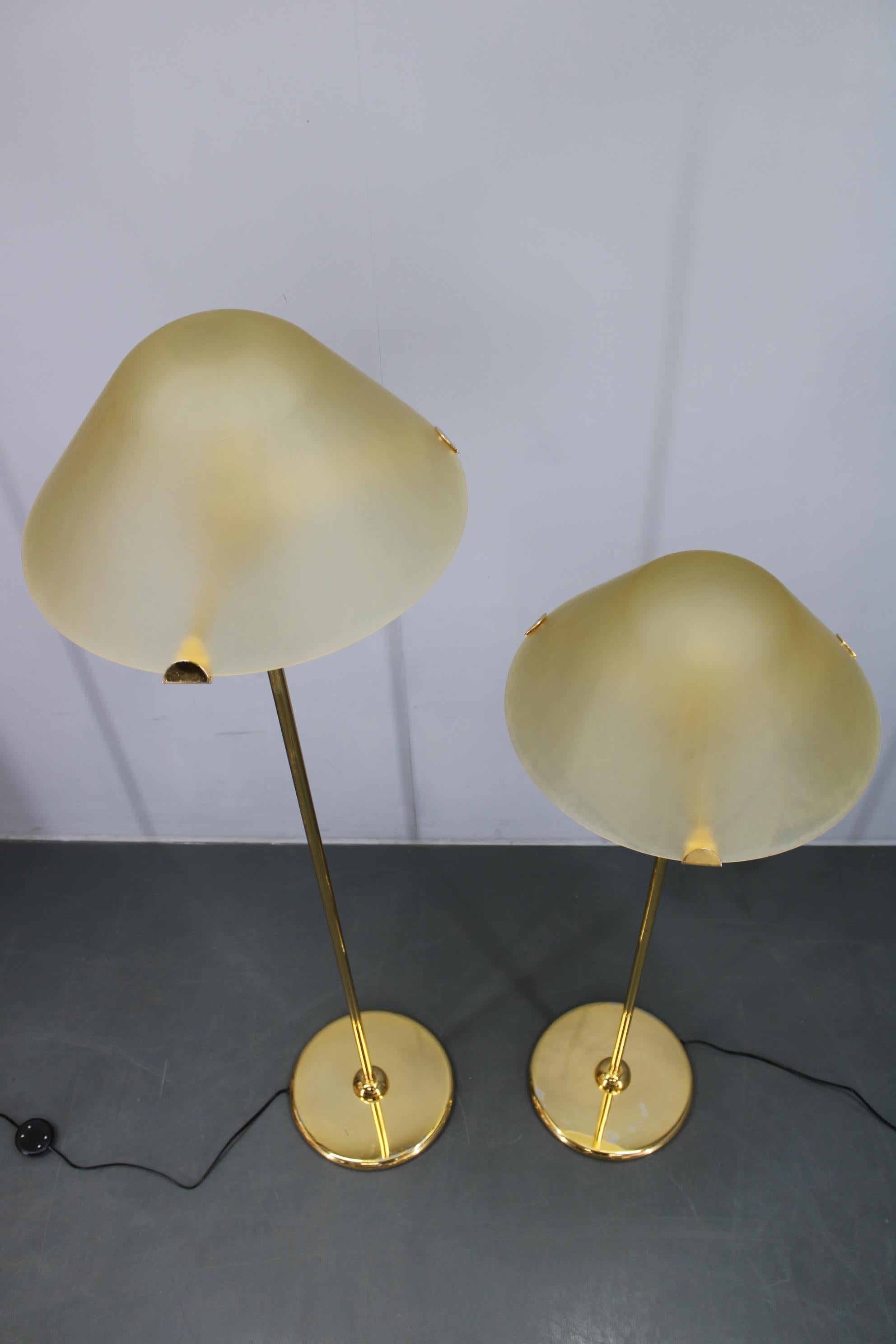Coppia di lampade da terra anni '80 di VeArt Murano con finitura in ottone, Italia In condizioni buone in vendita a Praha, CZ