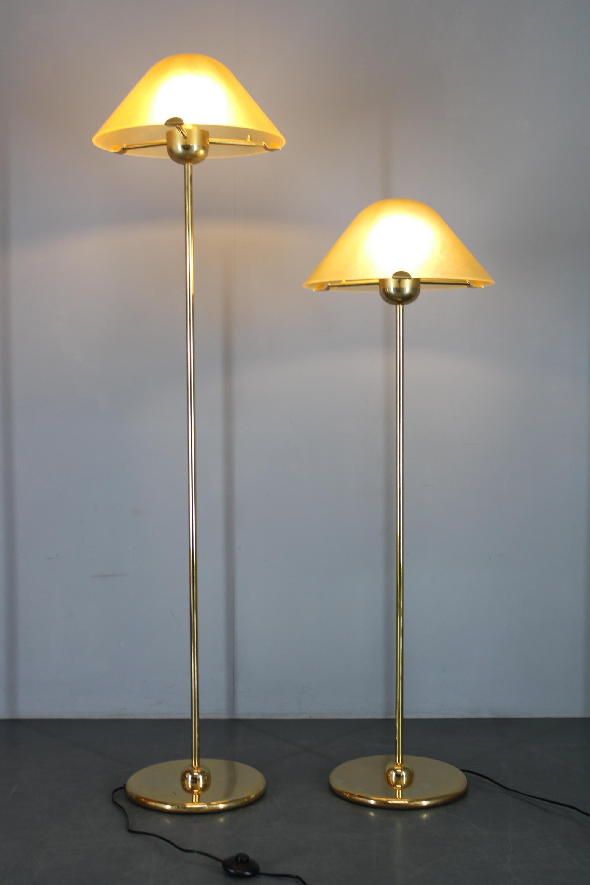 Fine XX secolo Coppia di lampade da terra anni '80 di VeArt Murano con finitura in ottone, Italia in vendita