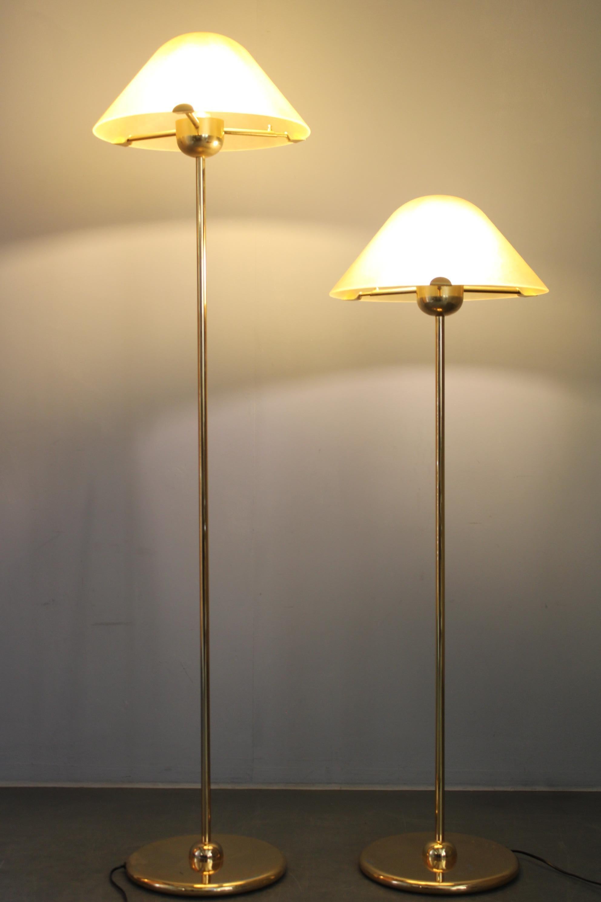 Ottone Coppia di lampade da terra anni '80 di VeArt Murano con finitura in ottone, Italia in vendita