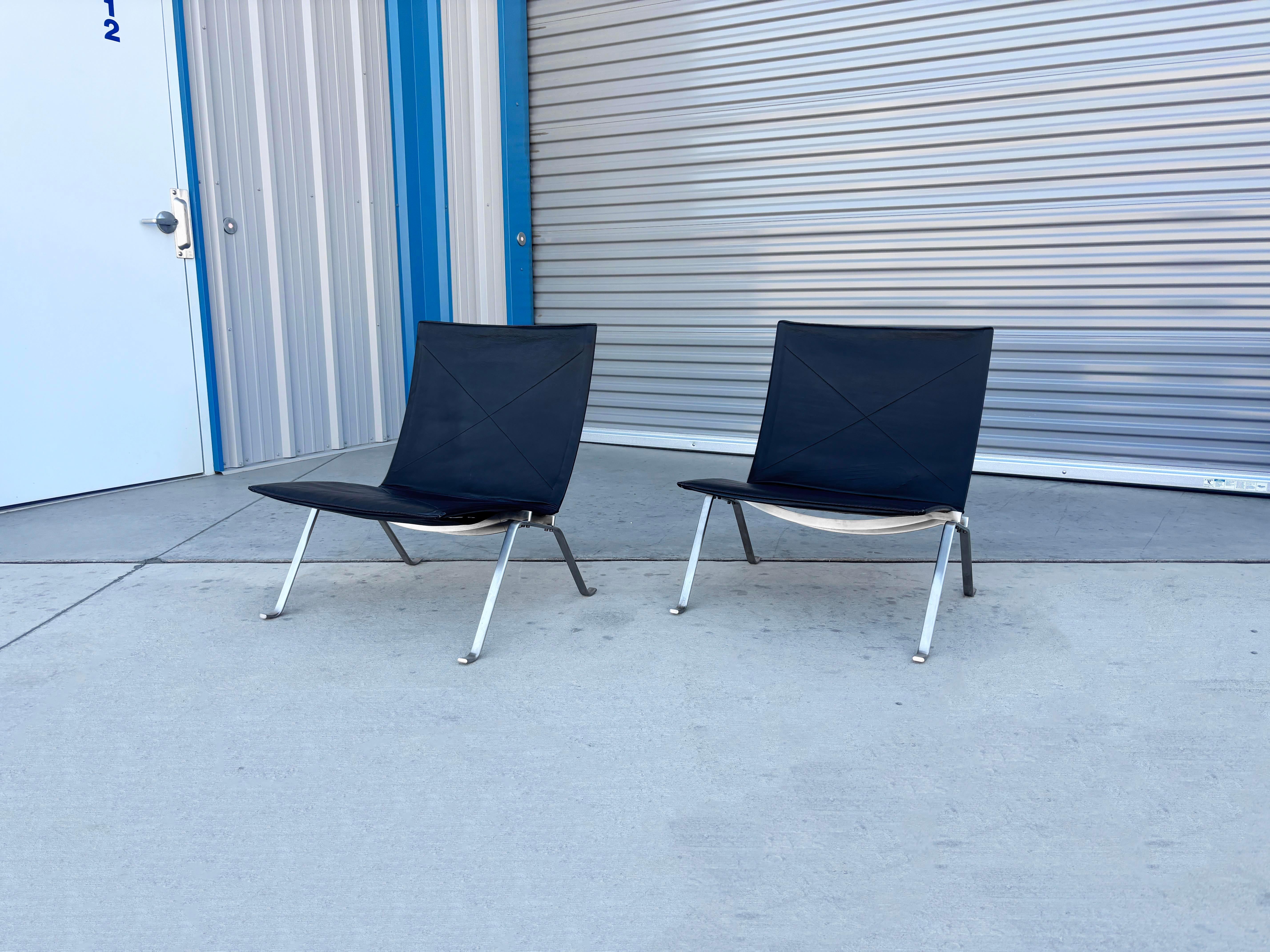 Mid-Century Modern Paire de chaises longues en cuir Pk22 des années 1980, d'après Poul Kjaerholm en vente