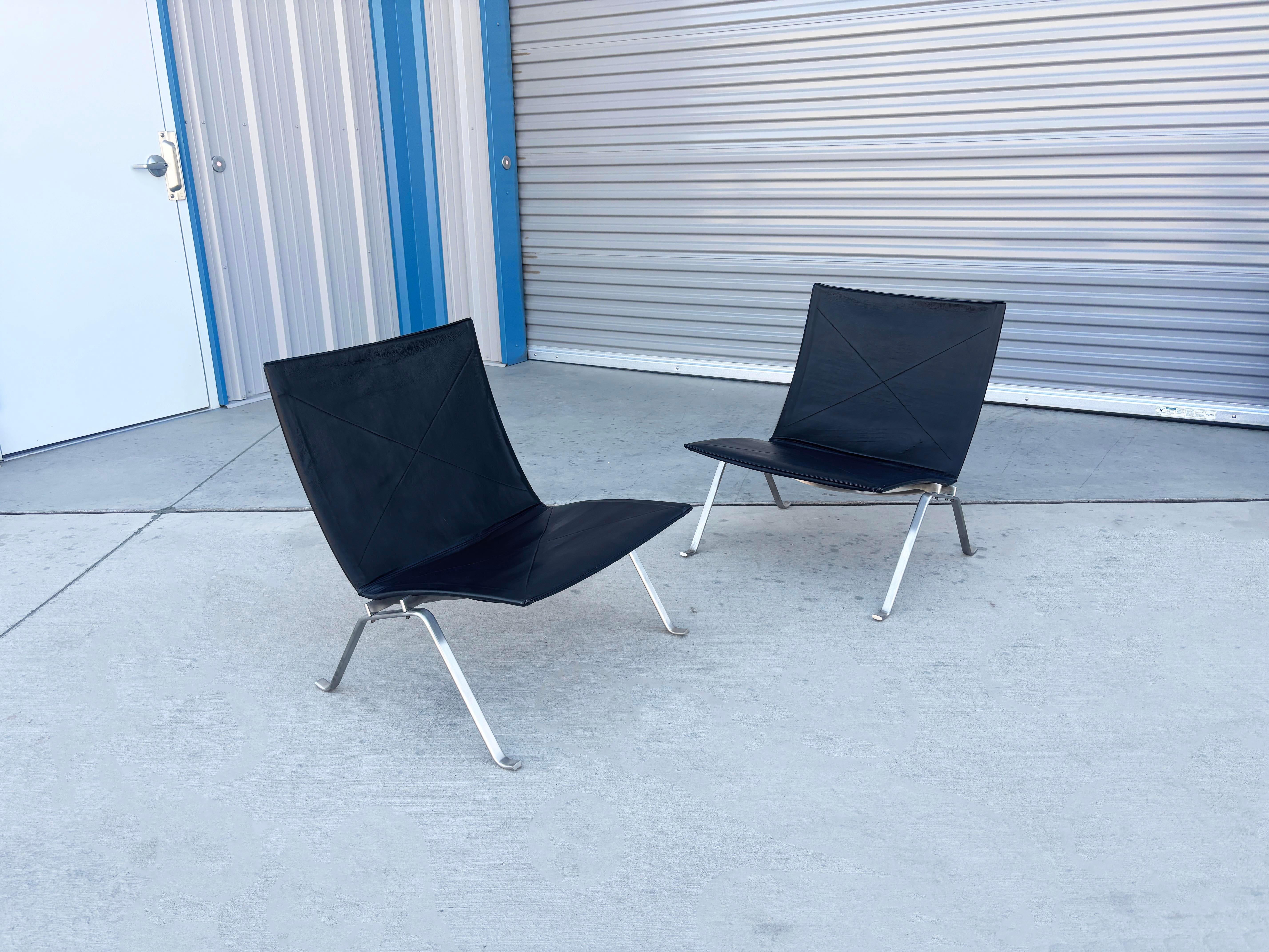 Danois Paire de chaises longues en cuir Pk22 des années 1980, d'après Poul Kjaerholm en vente