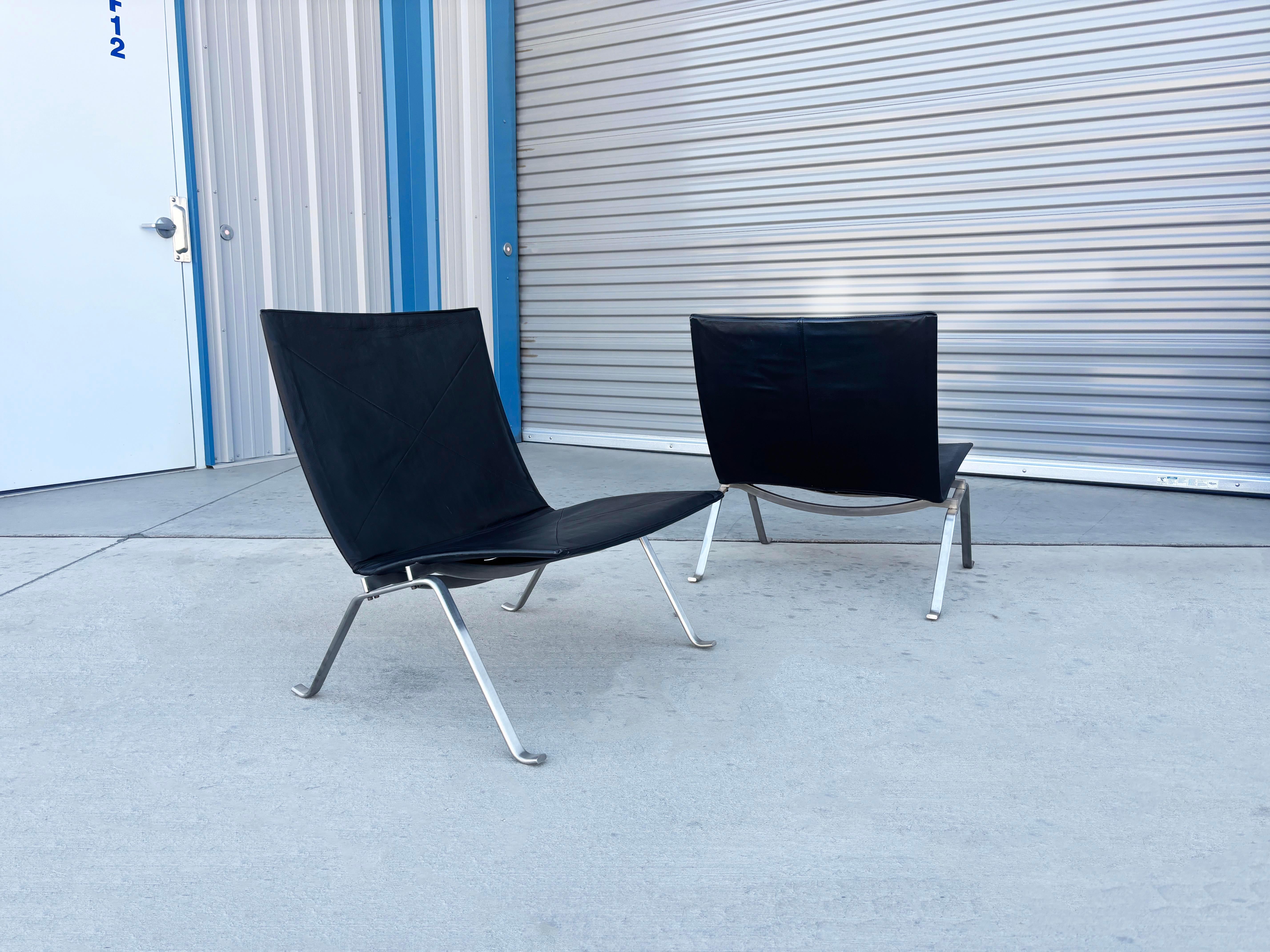 Fin du 20e siècle Paire de chaises longues en cuir Pk22 des années 1980, d'après Poul Kjaerholm en vente