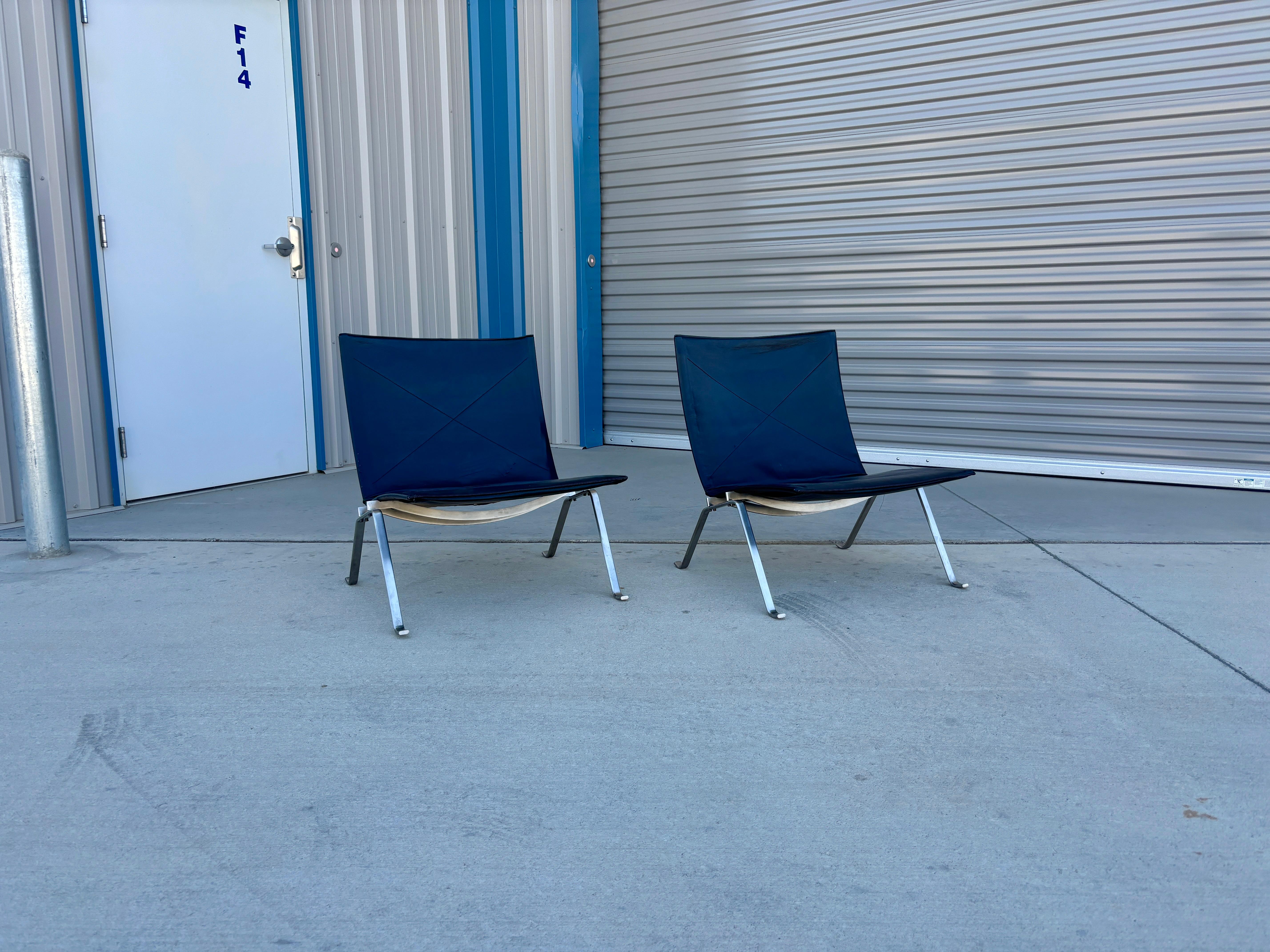 Benvenuti a Mid-Century NoHo

[Coppia di sedie da salotto Pk22 d'epoca in stile Poul Kjaerholm]

Trasforma il tuo spazio abitativo con questo splendido set di sedie da salotto in pelle vintage, disegnate da Poul Kjærholm per E. Kold Christensen,
