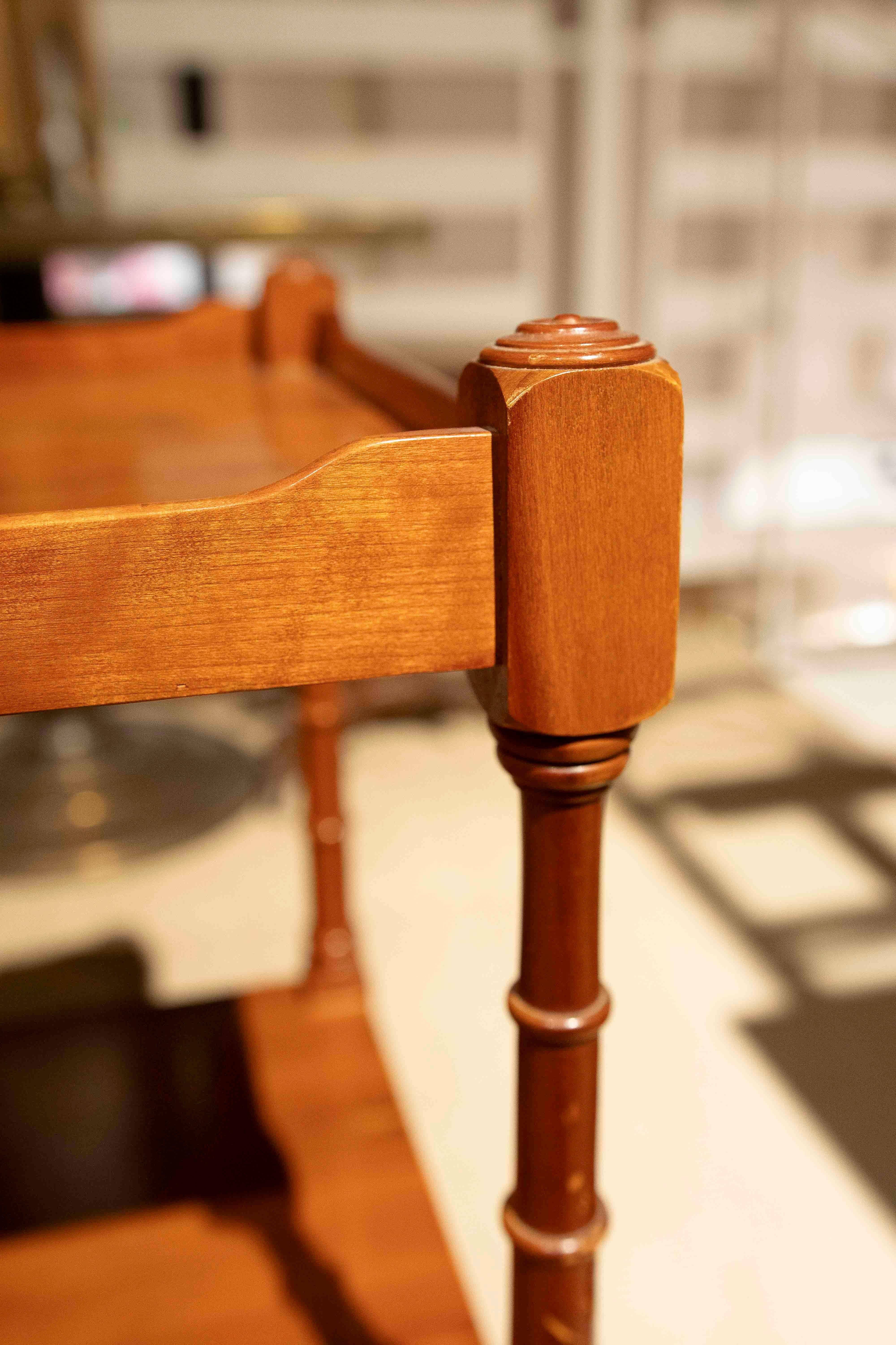 Pareja de mesas auxiliares vintage de madera con cajones, años 80 en venta 4