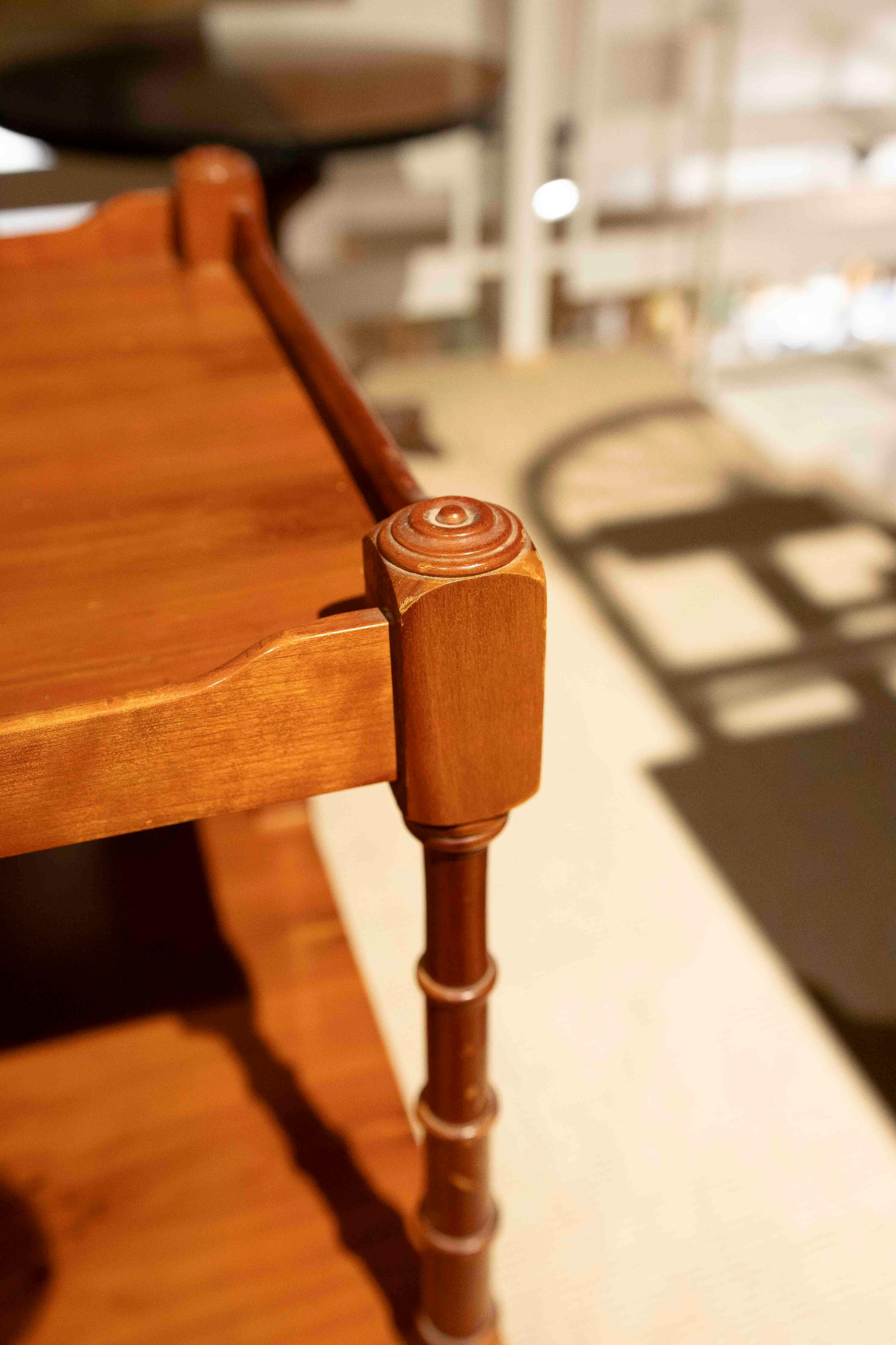 Pareja de mesas auxiliares vintage de madera con cajones, años 80 en venta 5