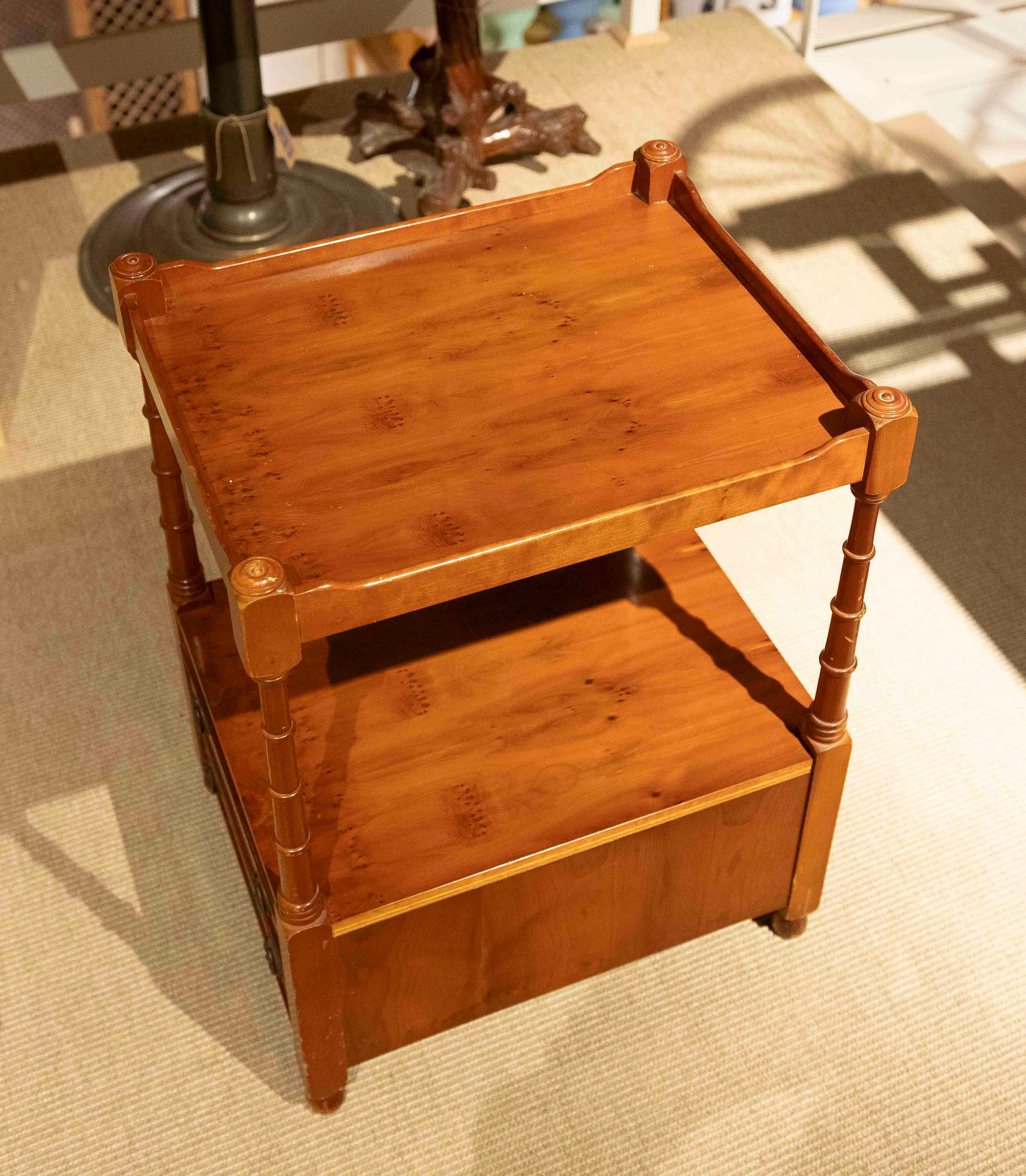 Pareja de mesas auxiliares vintage de madera con cajones, años 80 en venta 6