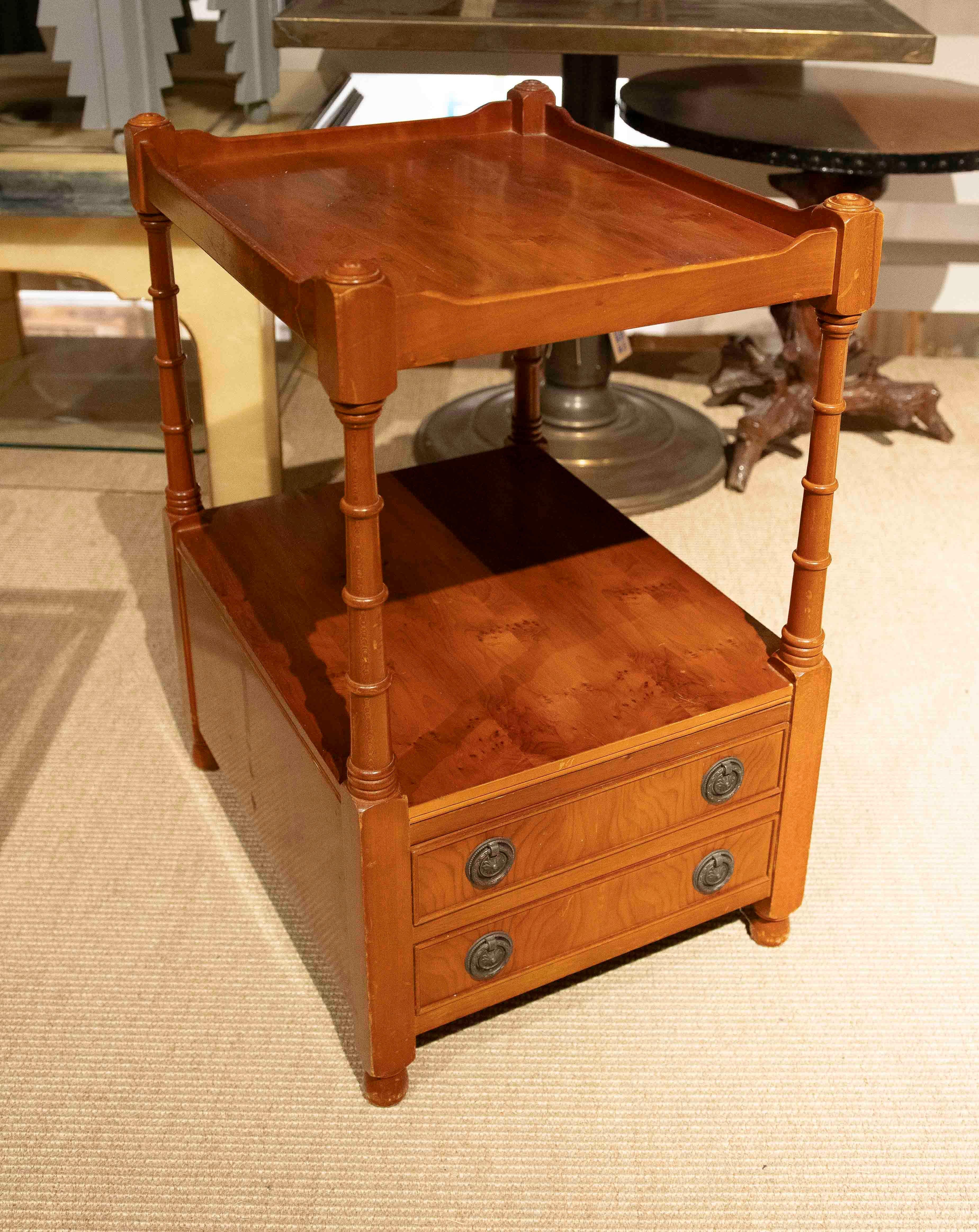 Pareja de mesas auxiliares vintage de madera con cajones, años 80 en venta 7
