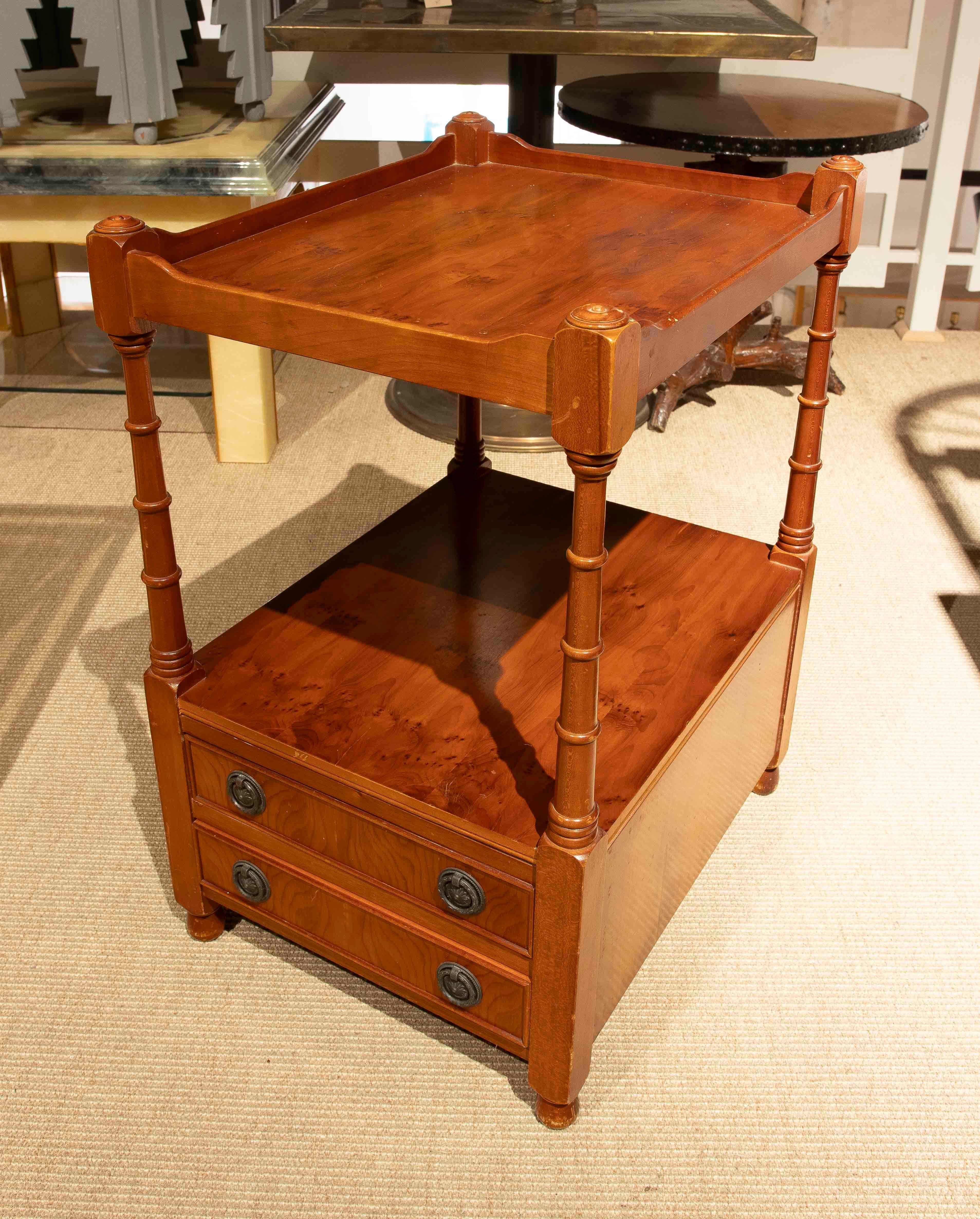 Pareja de mesas auxiliares vintage de madera con cajones, años 80 Europeo en venta