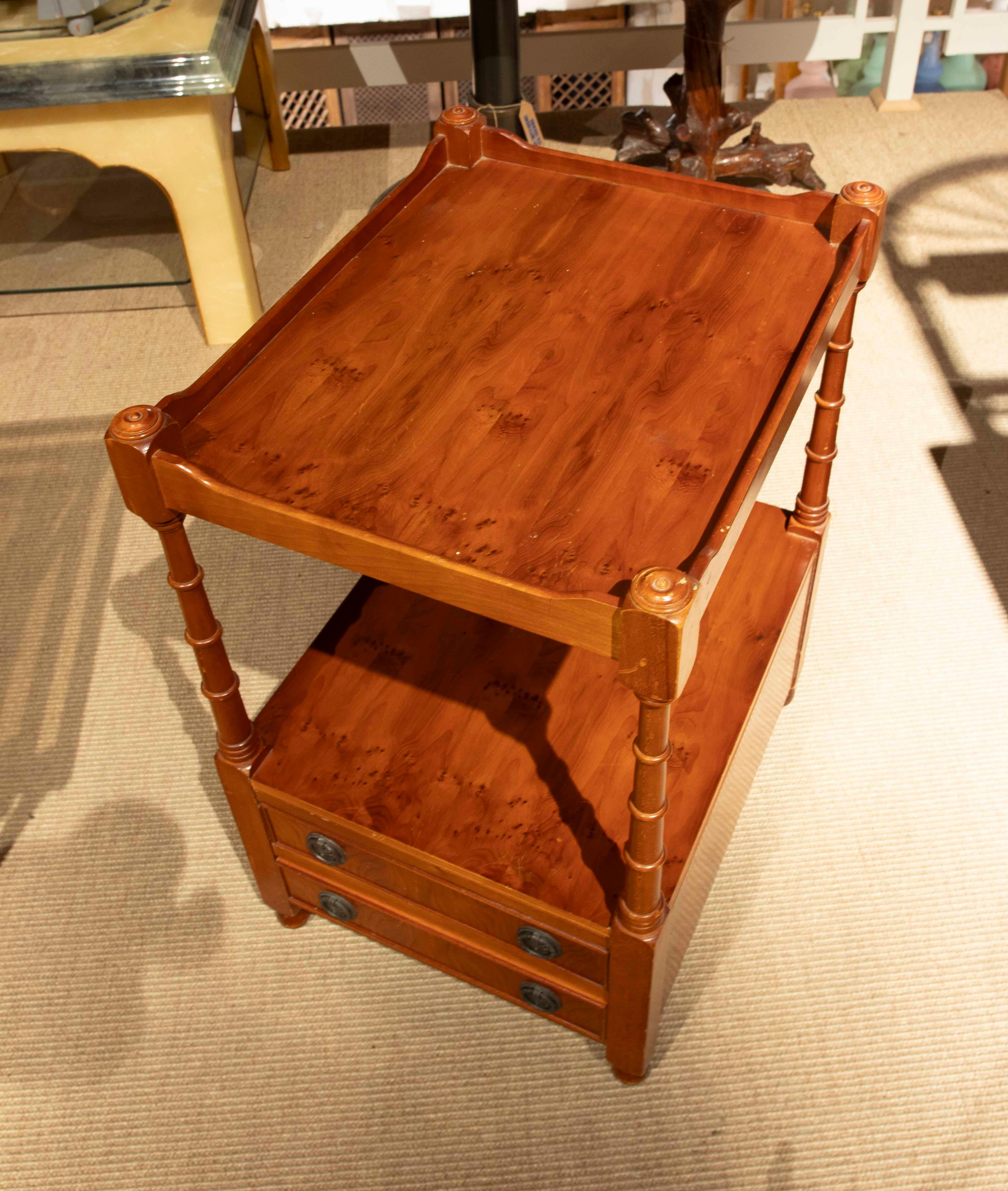 Pareja de mesas auxiliares vintage de madera con cajones, años 80 en Bueno estado para la venta en Marbella, ES