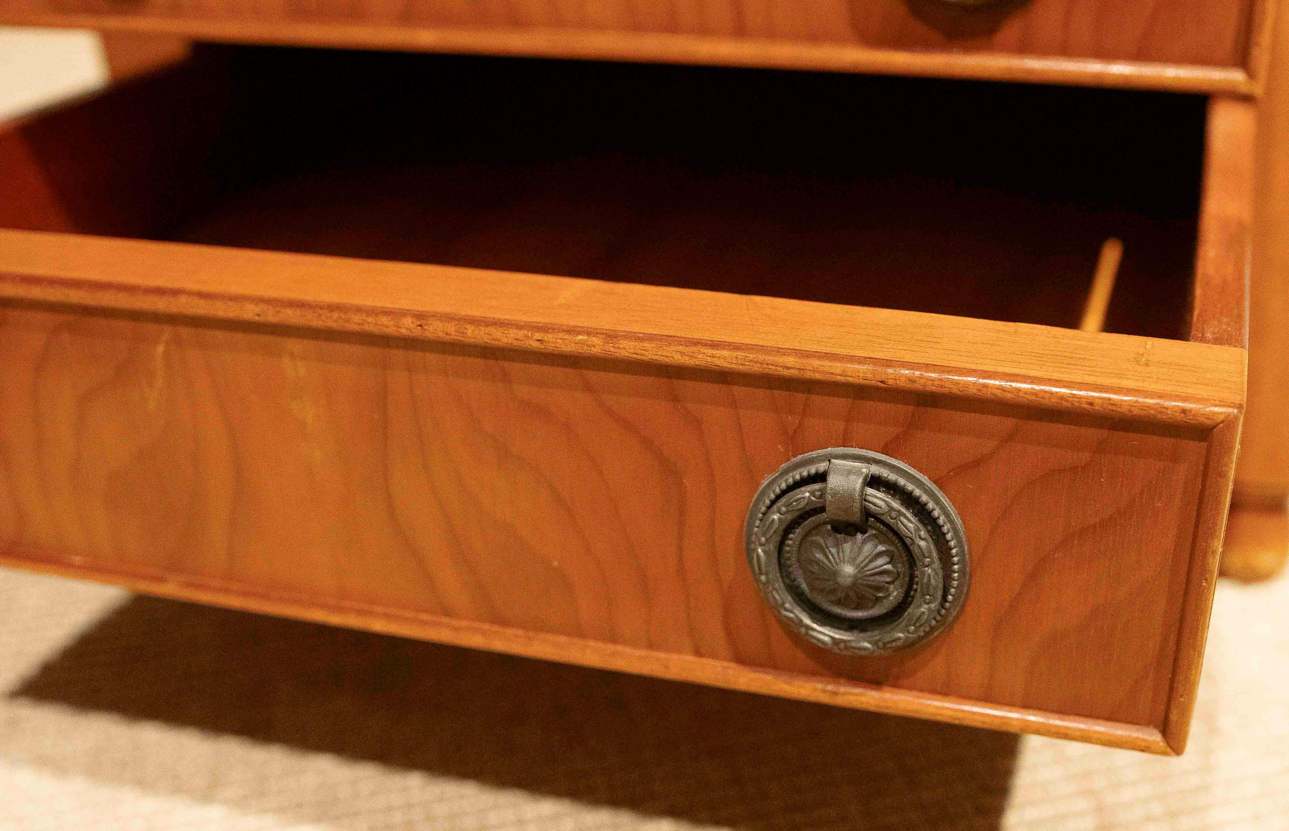 Pareja de mesas auxiliares vintage de madera con cajones, años 80 Caoba en venta