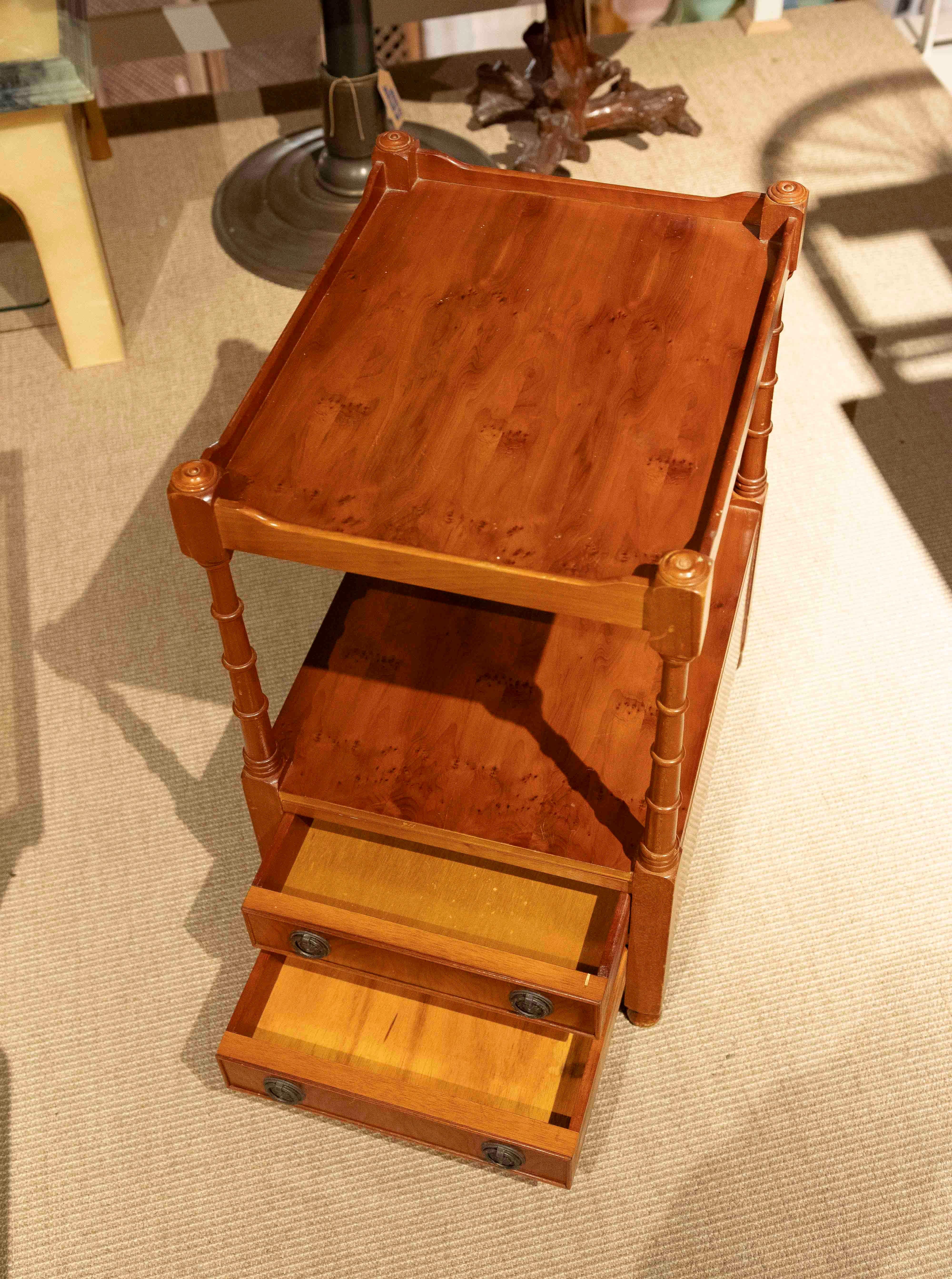 Pareja de mesas auxiliares vintage de madera con cajones, años 80 en venta 1