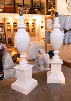 1980s Pair of White Lacquered Table Lamps in Classic Style