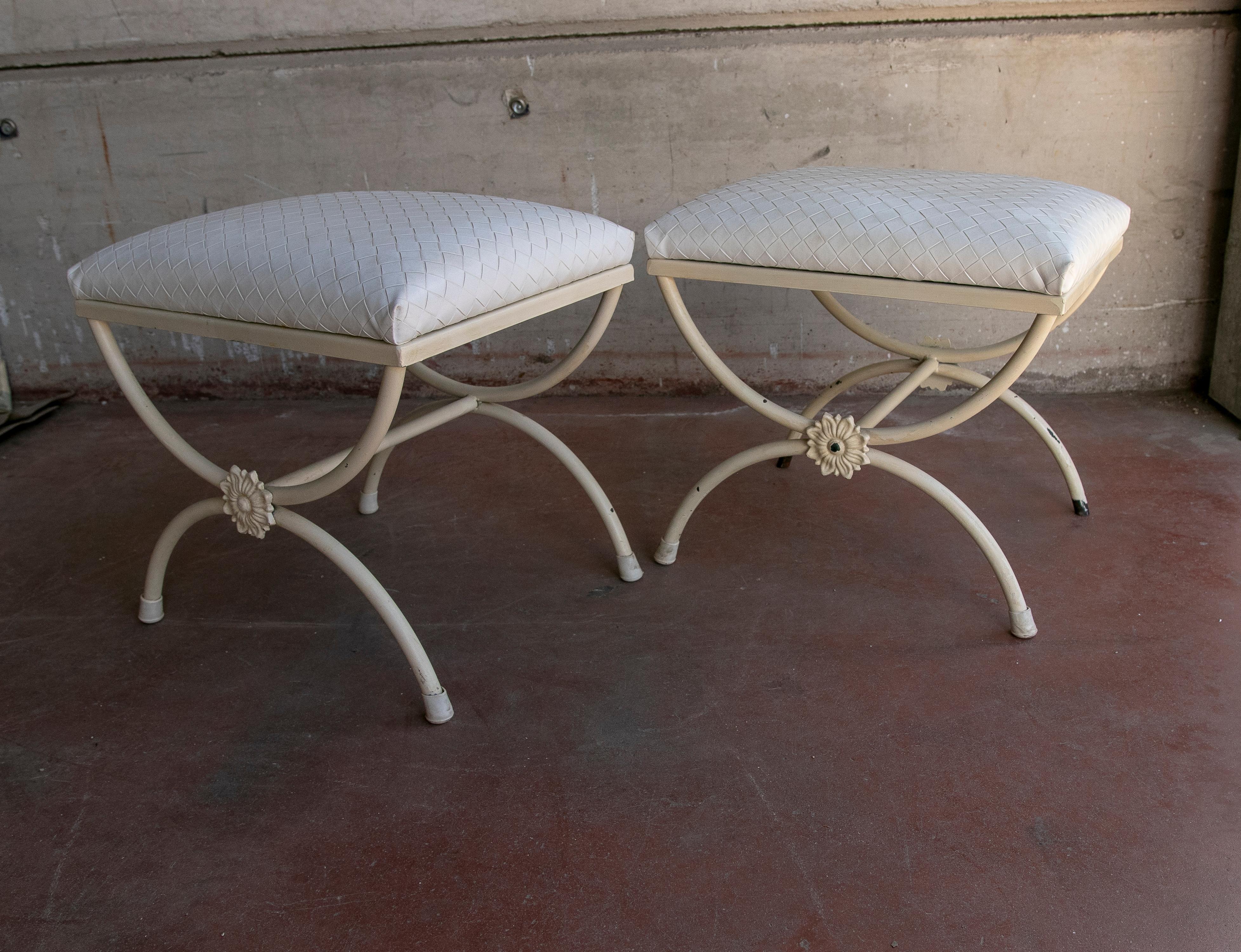 1980s Pair of White Painted Iron Armchairs In Good Condition For Sale In Marbella, ES