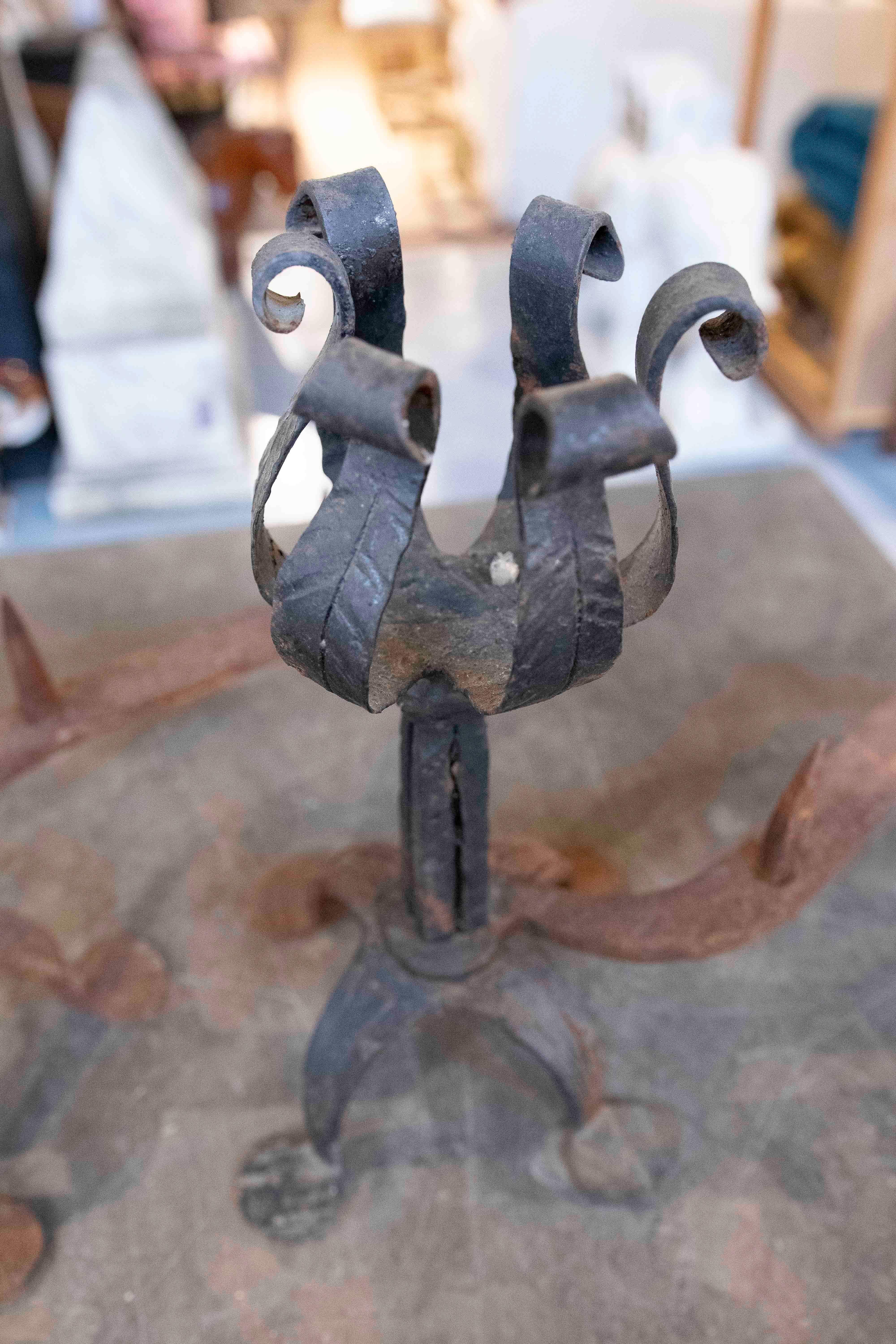 Pareja de Morillos de Hierro Forjado de los Años 80 con Diseño Rústico para Chimenea en venta 5