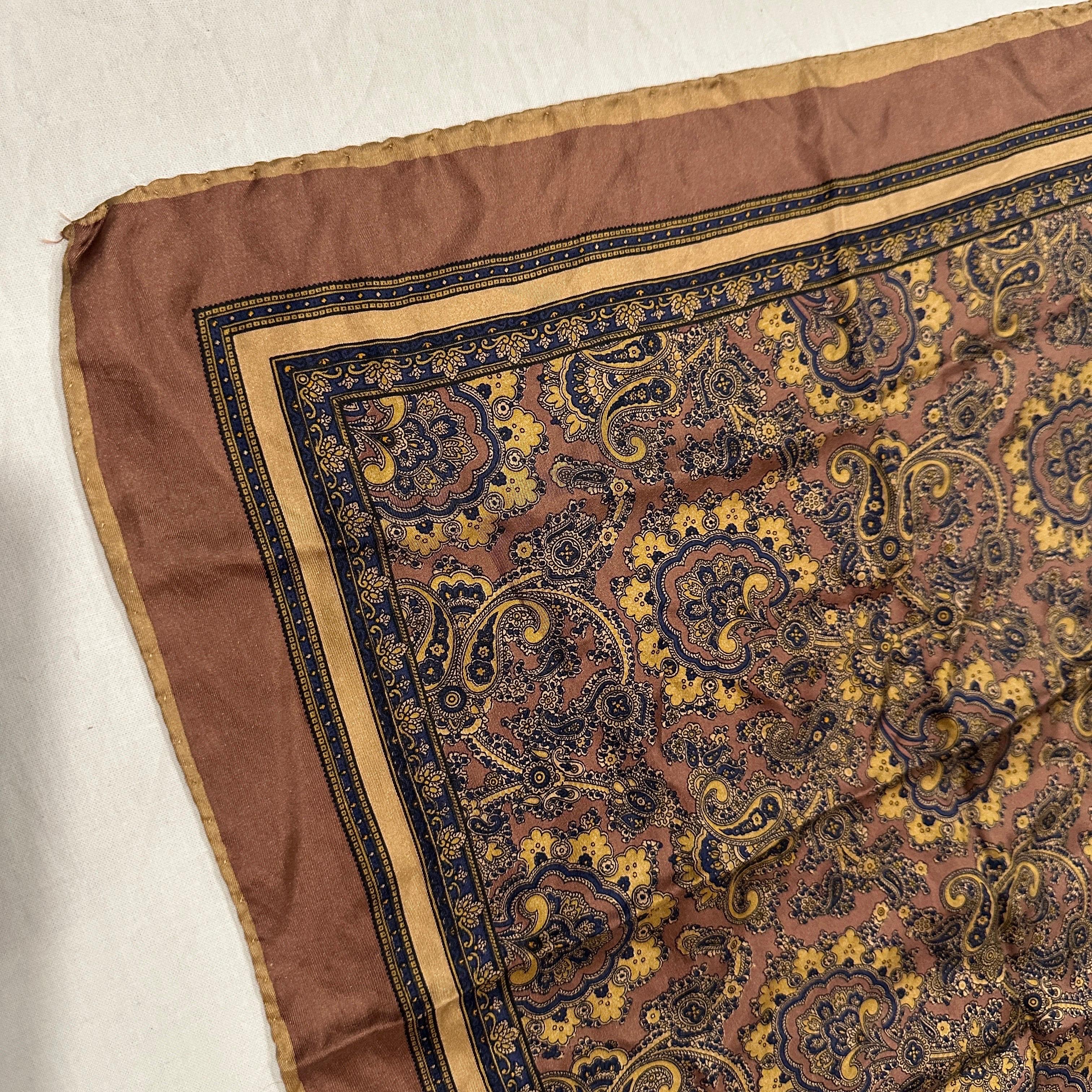 Foulard de seda con estampado de cachemira de los años 80 de Gucci en venta 5