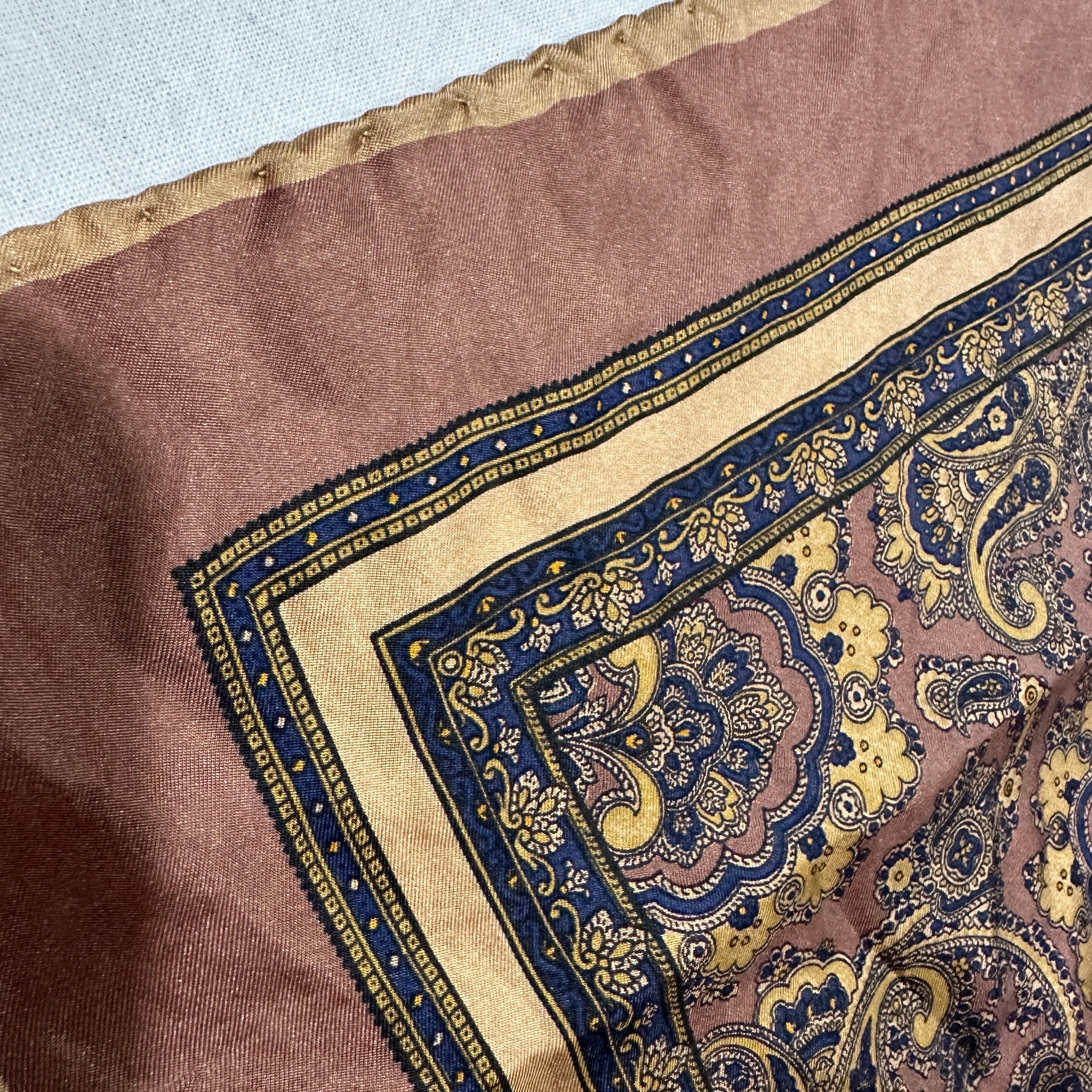 Foulard de seda con estampado de cachemira de los años 80 de Gucci en Excelente estado para la venta en Aci Castello, IT