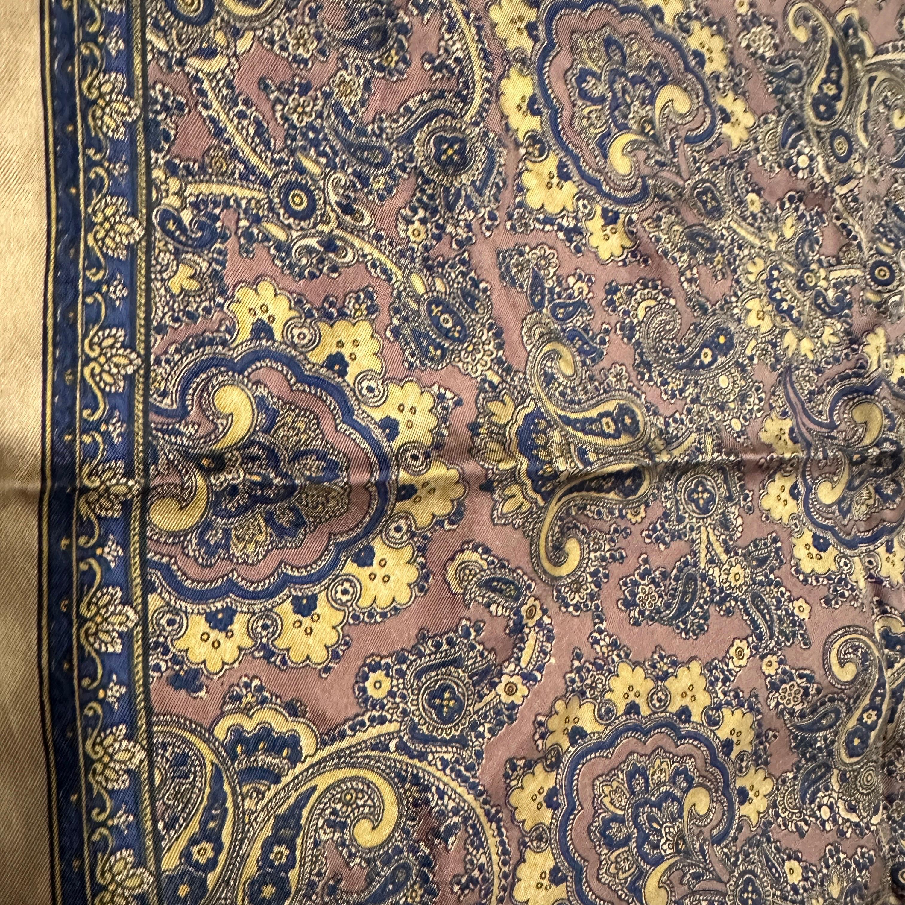 Foulard de seda con estampado de cachemira de los años 80 de Gucci en venta 1