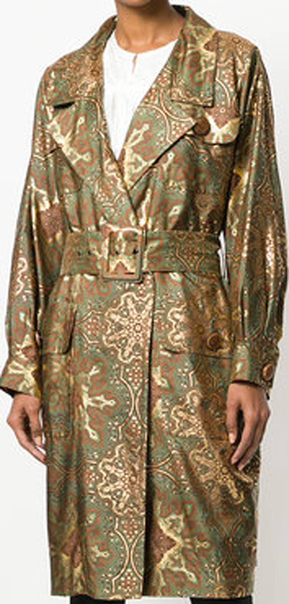 Saint Laurent printed silk trench coat featuring a paisley print with gold print, a separated belt, fancy buttons. 100% silk
In excellent vintage condition. Made in France. 
Estimated size 38fr/US6 /UK10
We guarantee you will receive this gorgeous