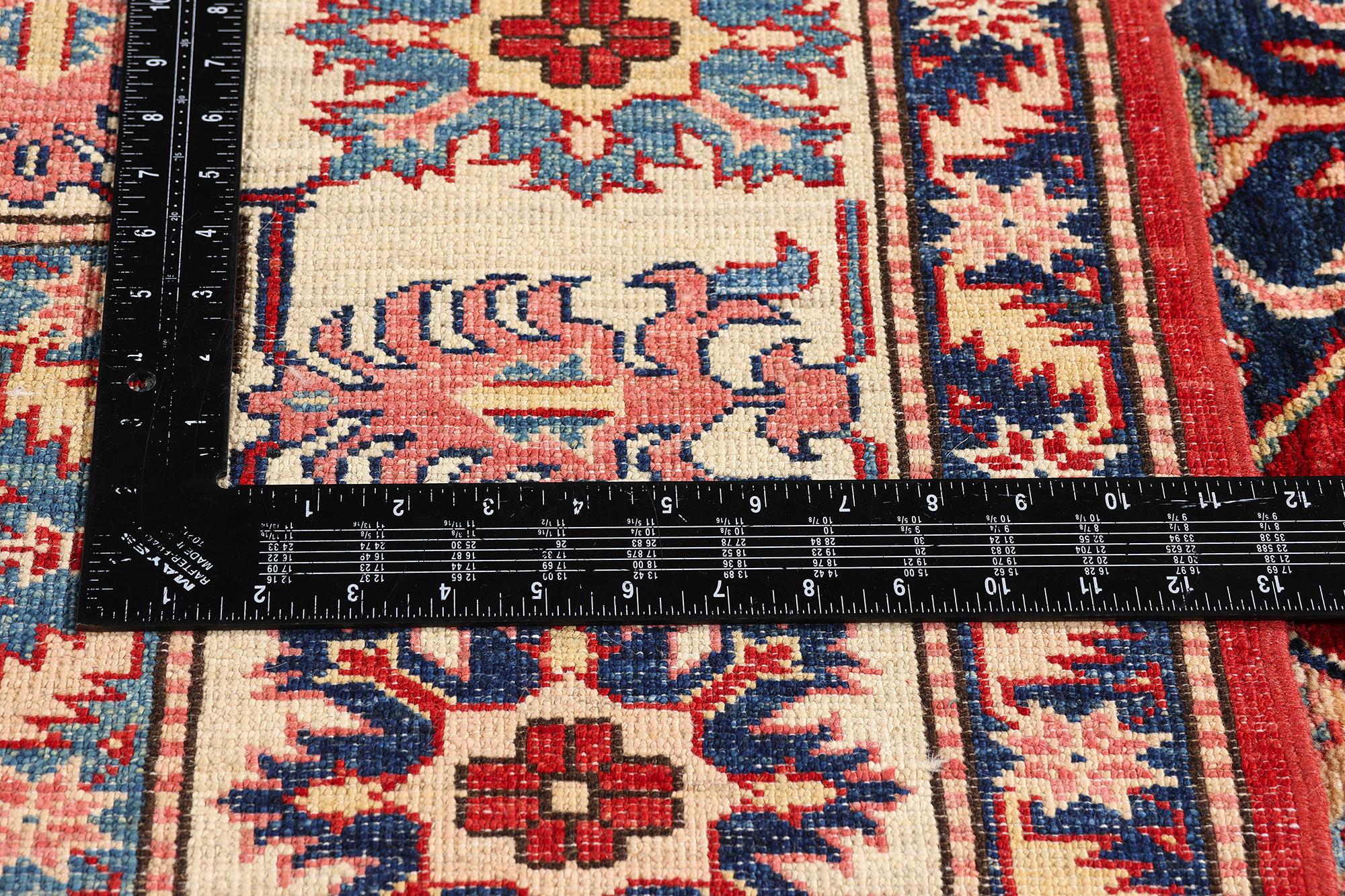 77532 Tappeto tribale pakistano vintage Shirvan, 05'10 x 09'02. Tessuto con una mano ritmica e un'anima intrisa di tradizione, questo tappeto tribale Shirvan pakistano vintage canta la canzone ancestrale del Caucaso, fatta rivivere sui telai