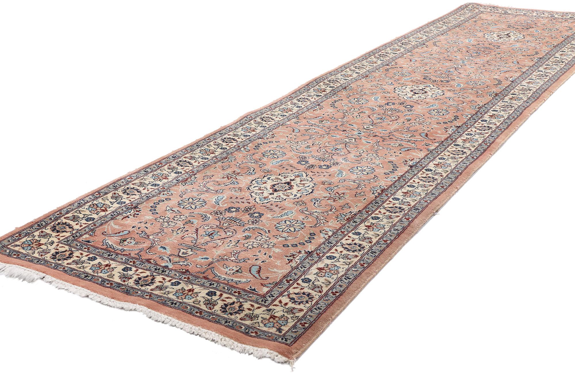 79138 Tappeto Tabriz Vintage Pakistano, 02'07 x 10'03. Questo magnifico tappeto Tabriz vintage in lana annodato a mano mette in mostra l'eleganza senza tempo e l'intricata maestria che da tempo contraddistinguono la tradizione della tessitura
