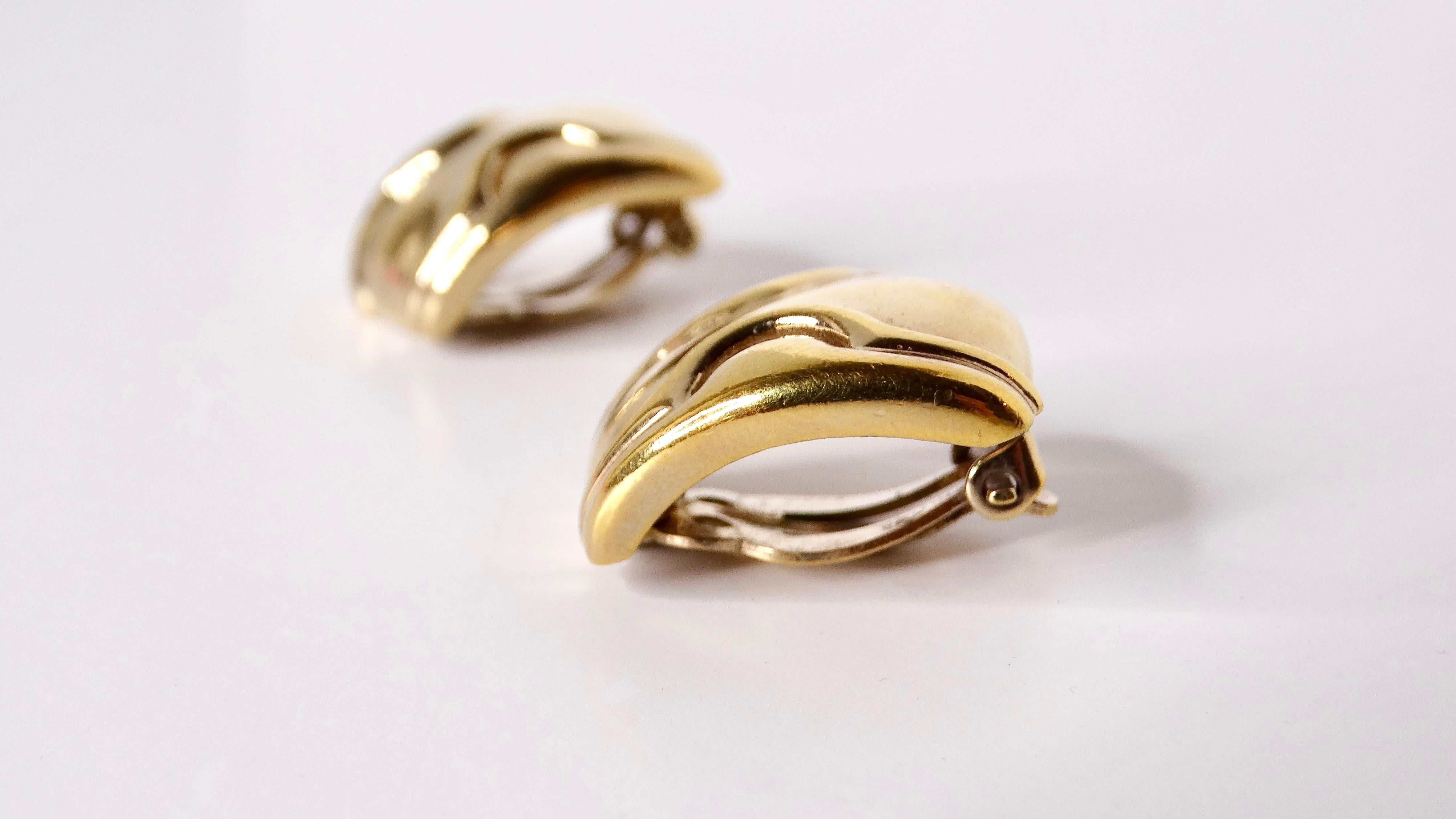Entra nel mondo dell'eleganza vintage con questi splendidi orecchini a clip geometrici astratti placcati in oro 18k di Panetta degli anni '80. Evocando il fascino sofisticato dell'antica arte egizia, questi orecchini ricordano uno scarabeo