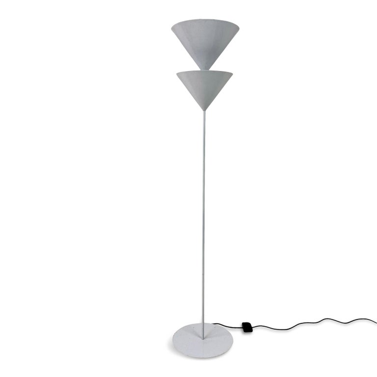 Floor lamp

Pascal by Vico Magistretti

For Oluce

Two upturned conical shades

Each with separate light source and switch

1980s Italy.
 
