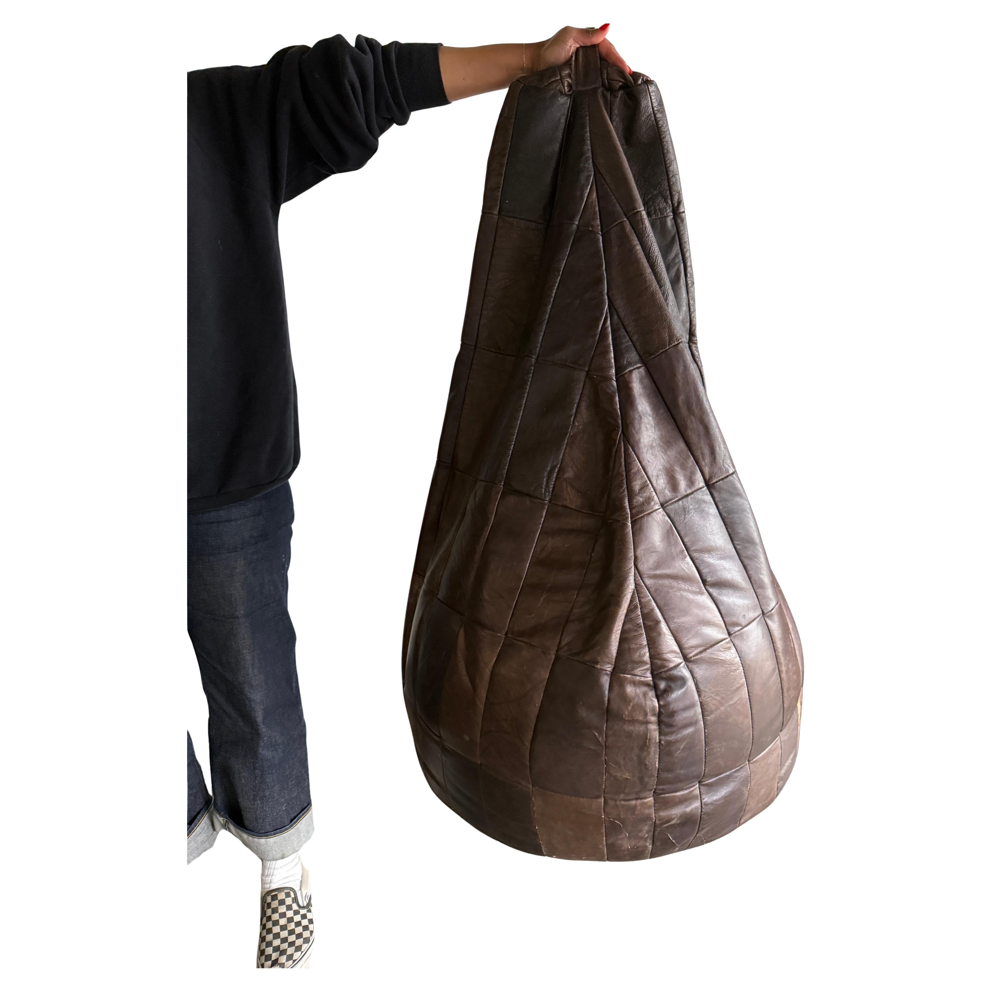 Patchwork-Sitzsack aus Leder de Sede/Deko-Hocker im Originalzustand. Eine sehr stilvolle Ergänzung in einer Vielzahl von Designstilen. Super bequem zum Sitzen und optisch ansprechend. Geringfügig patiniertes Verblassen vom Gebrauch.