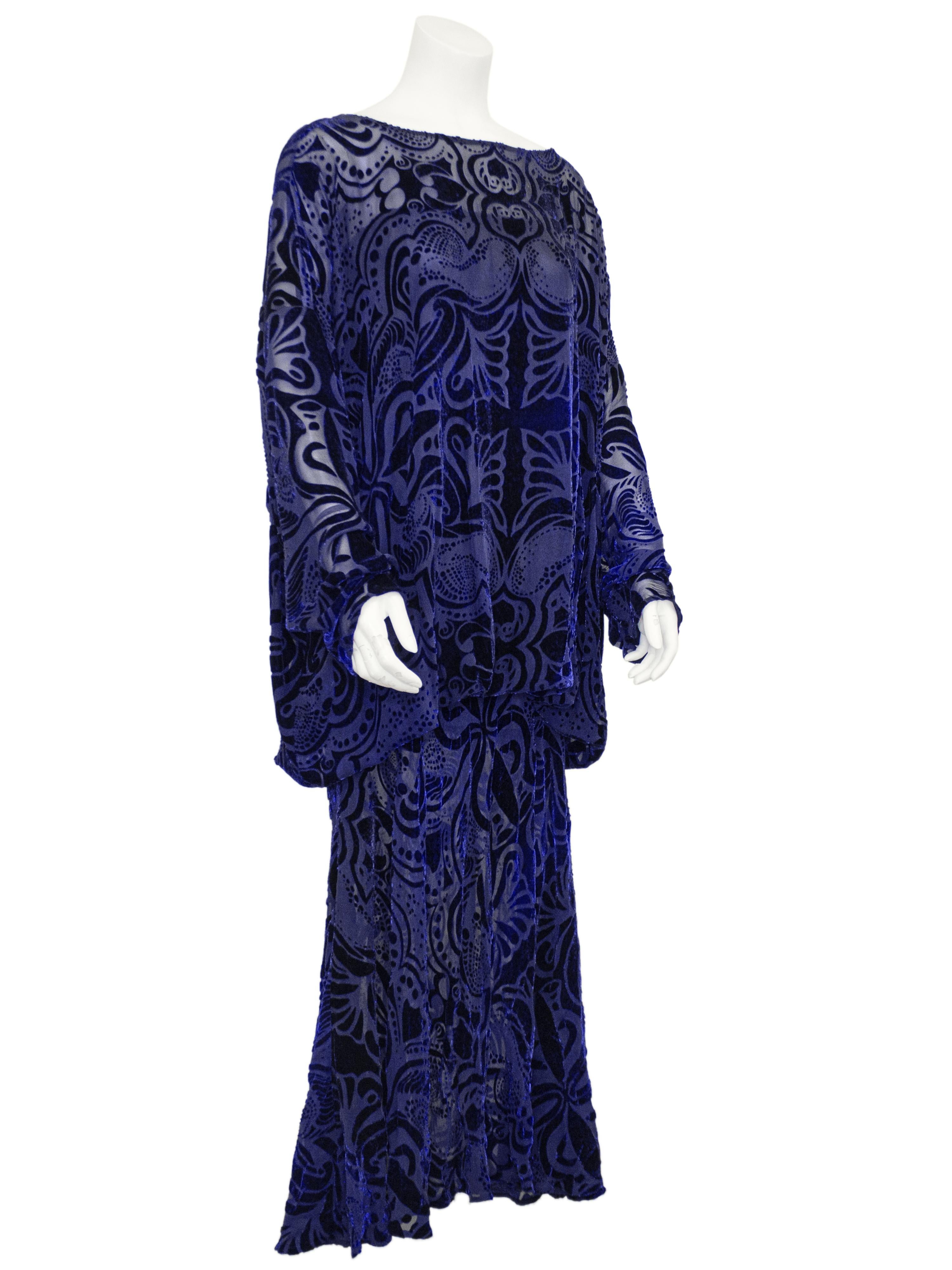 1980er Jahre Patricia und Charles Lester Abendkleid mit tiefer Taille. Marineblauer und indigoblauer Devoree-Samt mit symmetrischem Blattblockdruck. Der Bateau-Ausschnitt balanciert die überschnittenen Schultern, die Dolman-Ärmel und den elastischen