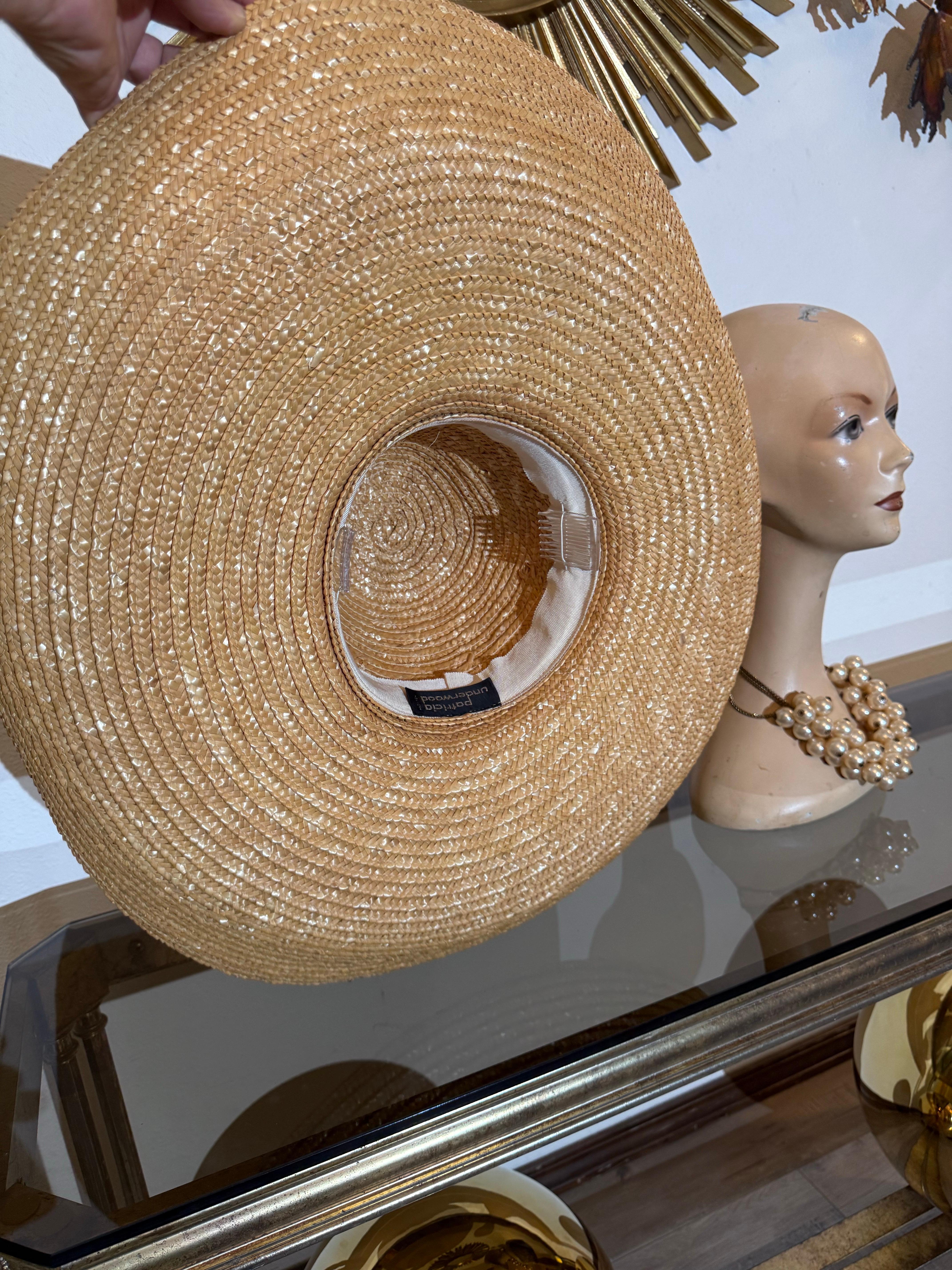 Sombrero de verano de paja astillada estilo sombrerero Patricia Underwood, años 80 en venta 5