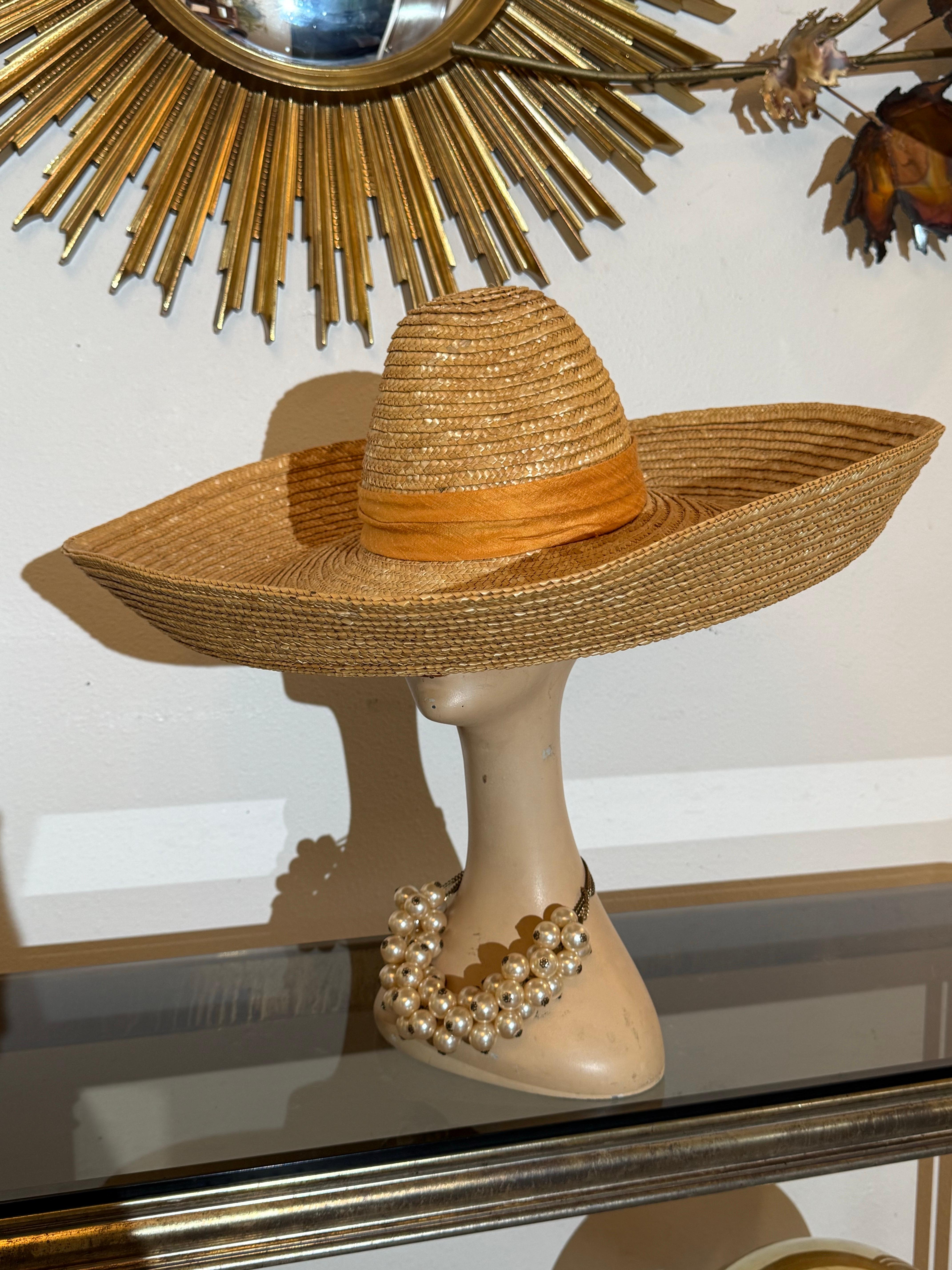 Sombrero de verano de paja astillada estilo sombrerero de Patricia Underwood de los años 80:  El ala ancha y respingona mide 22