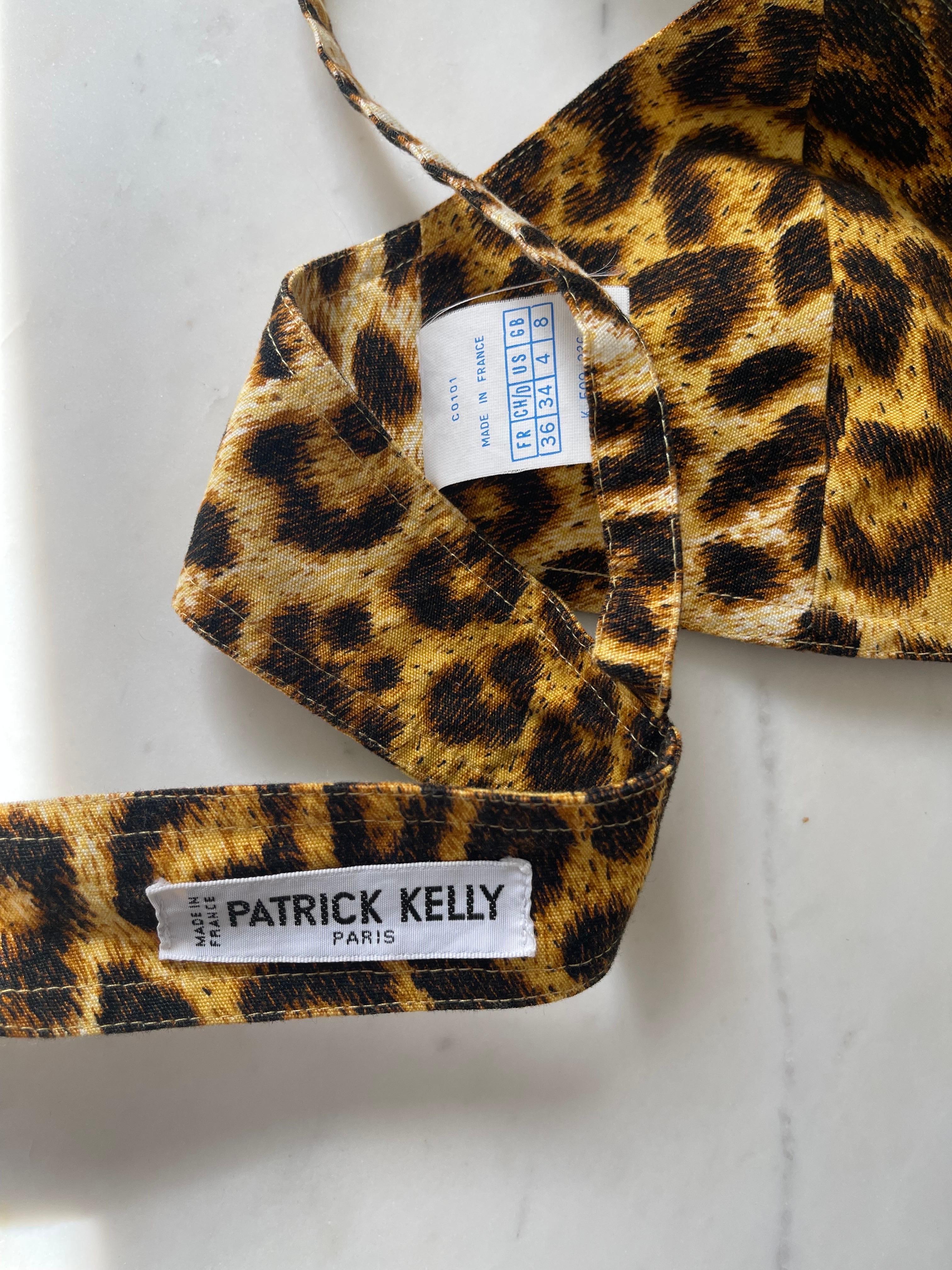Très rare soutien-gorge / crop top PATRICK KELLY Paris en coton imprimé léopard des années 1980 ! Imprimé animalier classique. Se noue au centre du dos. A porter seul ou en superposition sous un blazer ou un cardigan. 
En excellent état. 
Fabriqué