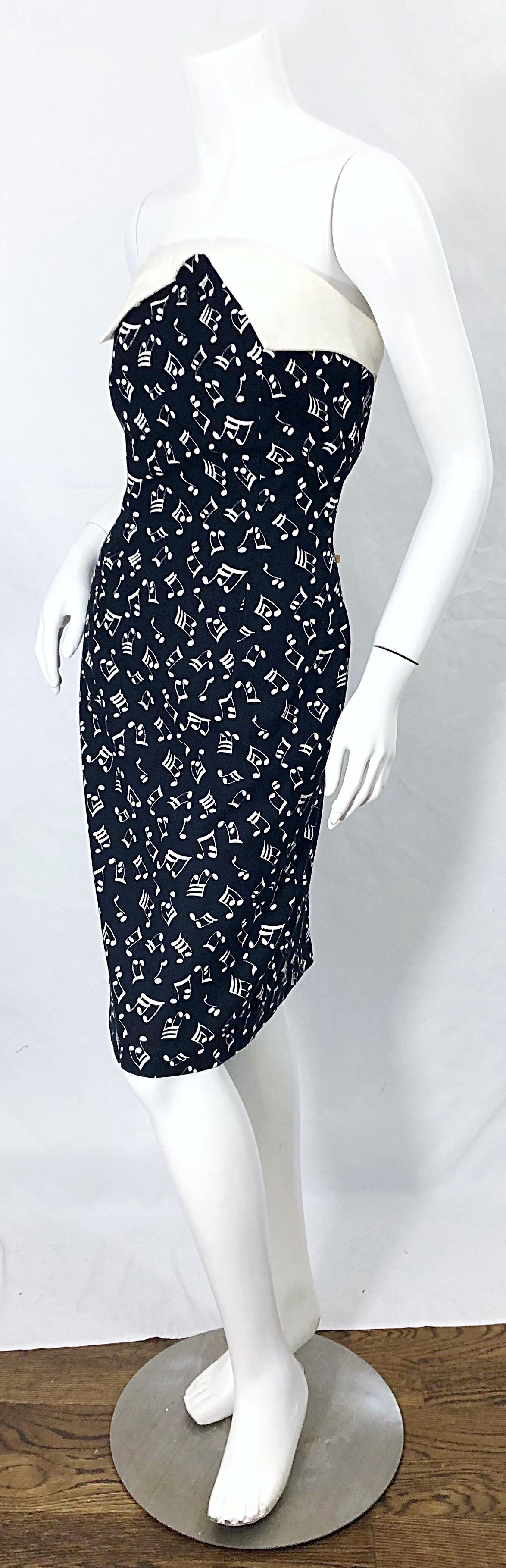 1980er Patrick Kelly Größe 10 trägerloses Kleid mit schwarzem und weißem Musikdruck im Angebot 1