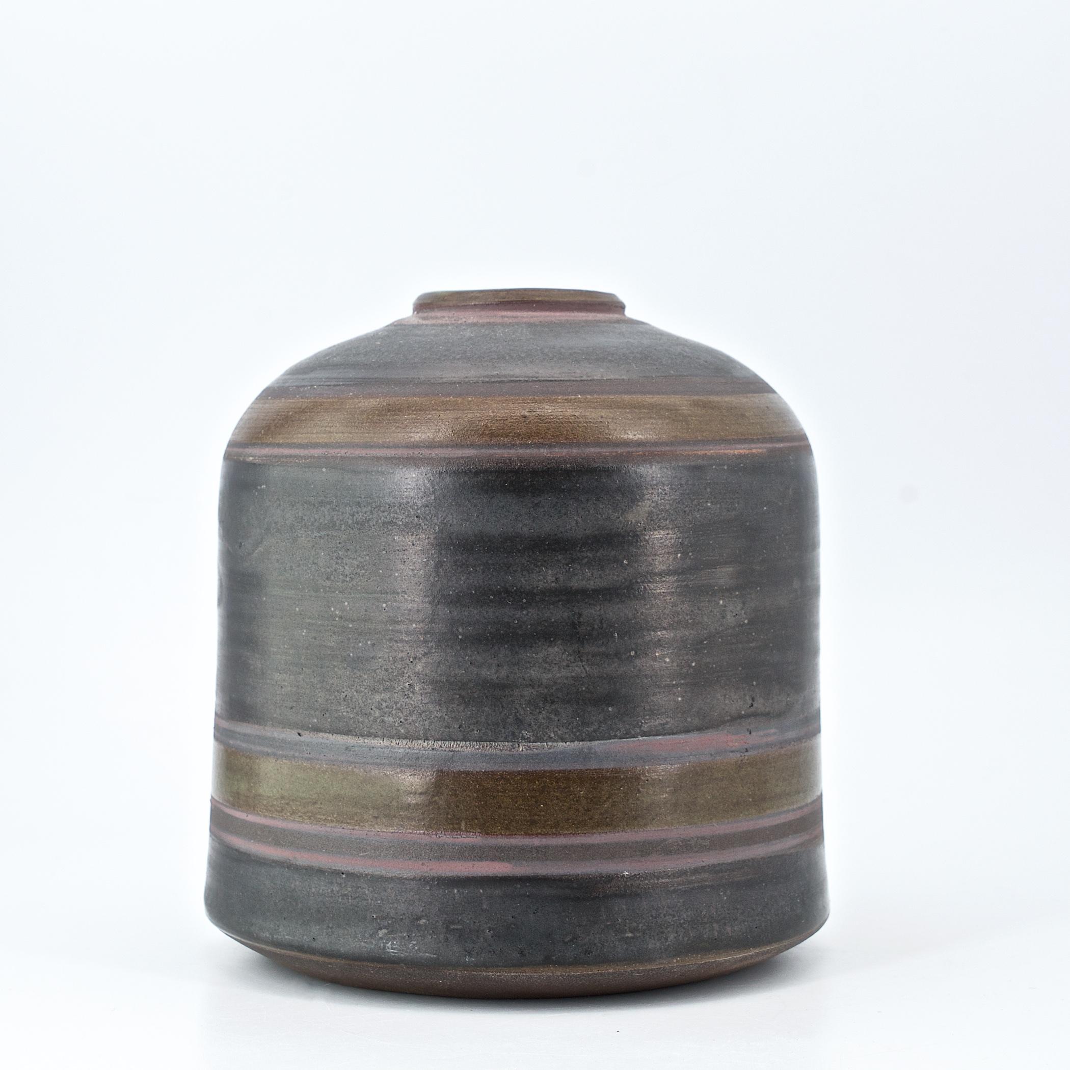 Mid-Century Modern 1980s Paul Bellardo Beehive Vase Mid-Century Studio Pottery Dark Blues Stripes For Sale