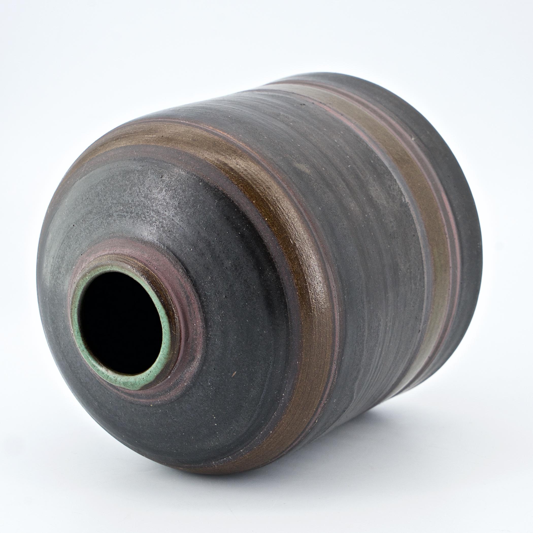 Americano Vaso a forma di alveare anni '80 Paul Bellardo Studio Pottery Mid-Century Blues Scuro Strisce in vendita
