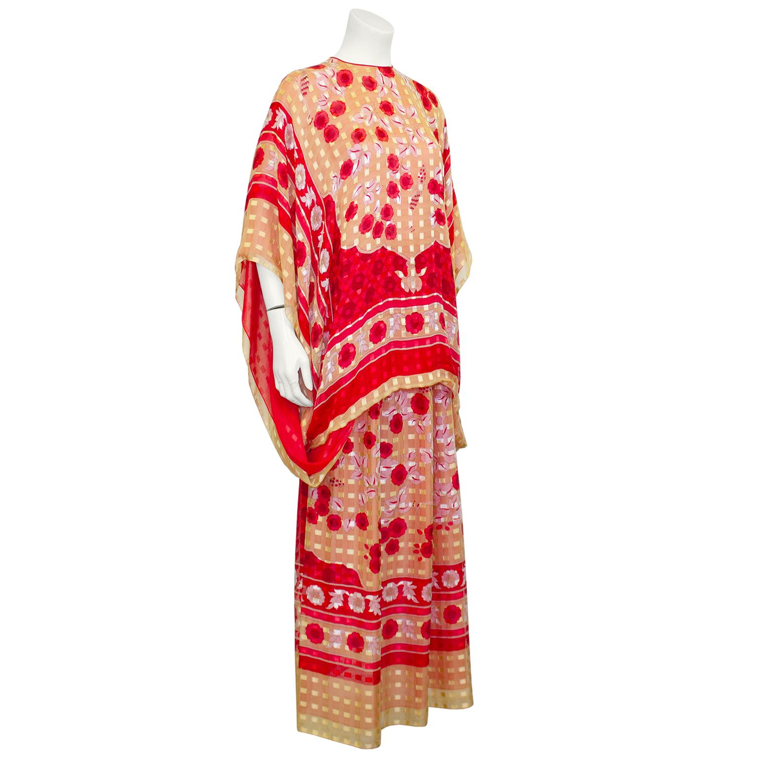 Pauline Trigère Vintage 2 Stück Set aus den 1980er Jahren. Die Form des kaftanartigen Oberteils und des fließenden Rocks mit Gummizug in der Taille sind von den herrlichen indischen Seidenstoffen inspiriert, die für Sarees verwendet werden.
