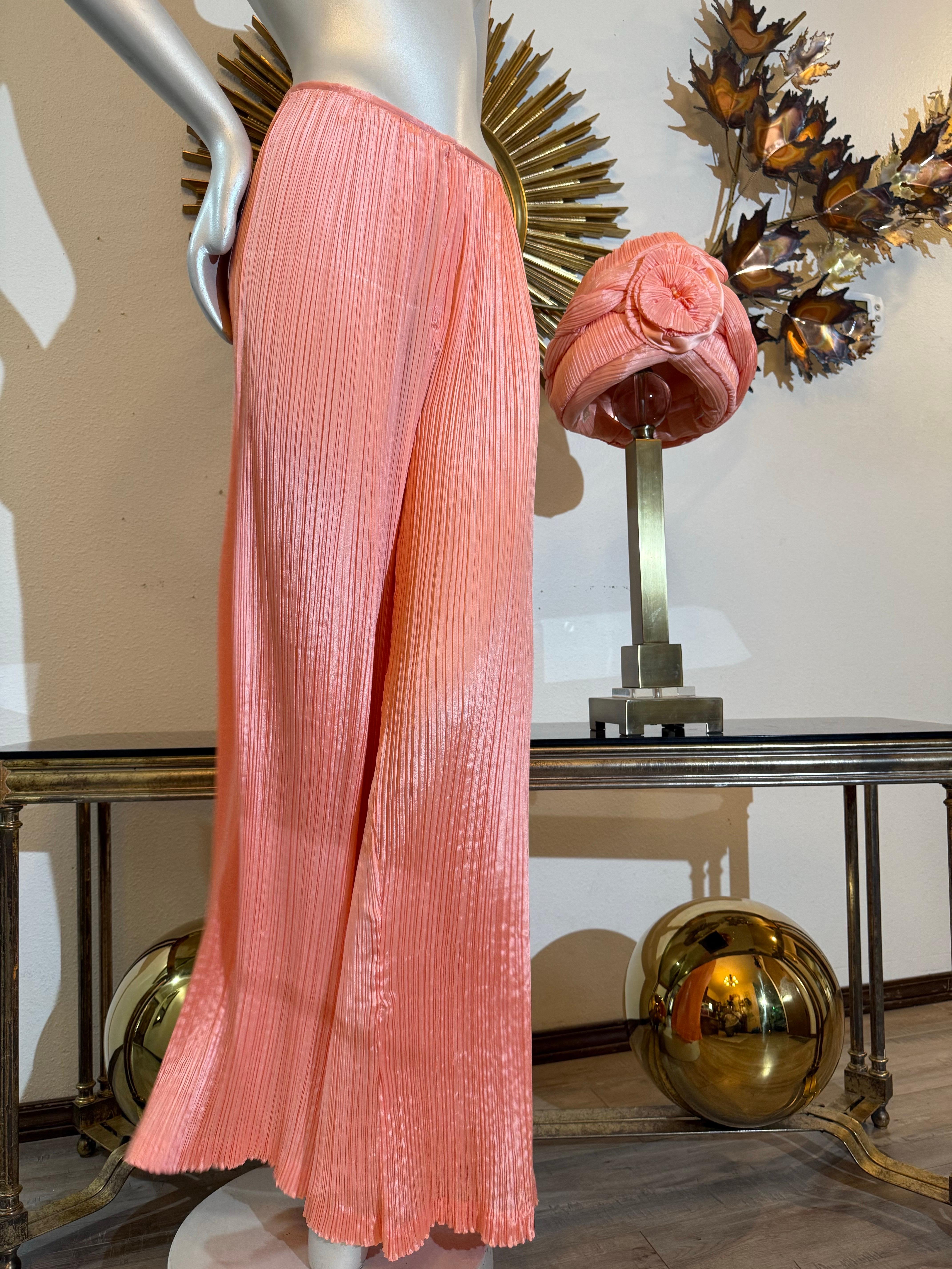 Pantalones estilo pijama de seda plisada Fortuny en melocotón de los años 80 con turbante anudado a juego:  Un conjunto de pantalón de primavera/verano hecho a medida y turbante envuelto y anudado a juego en tejido de seda de alta costura Mary