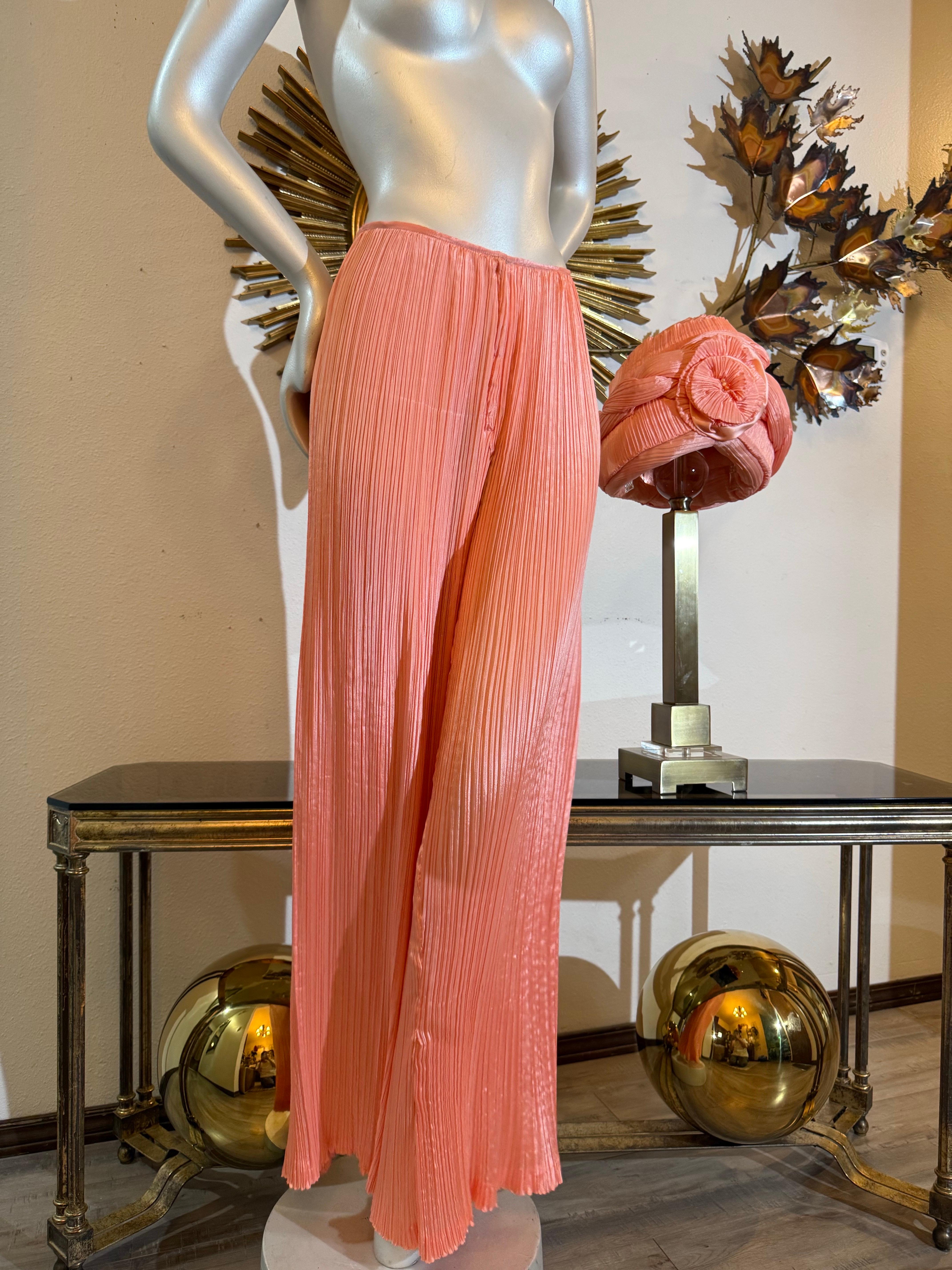 Pantalones estilo pijama de seda plisada Fortuny en melocotón de los años 80 con turbante anudado a juego en venta 1