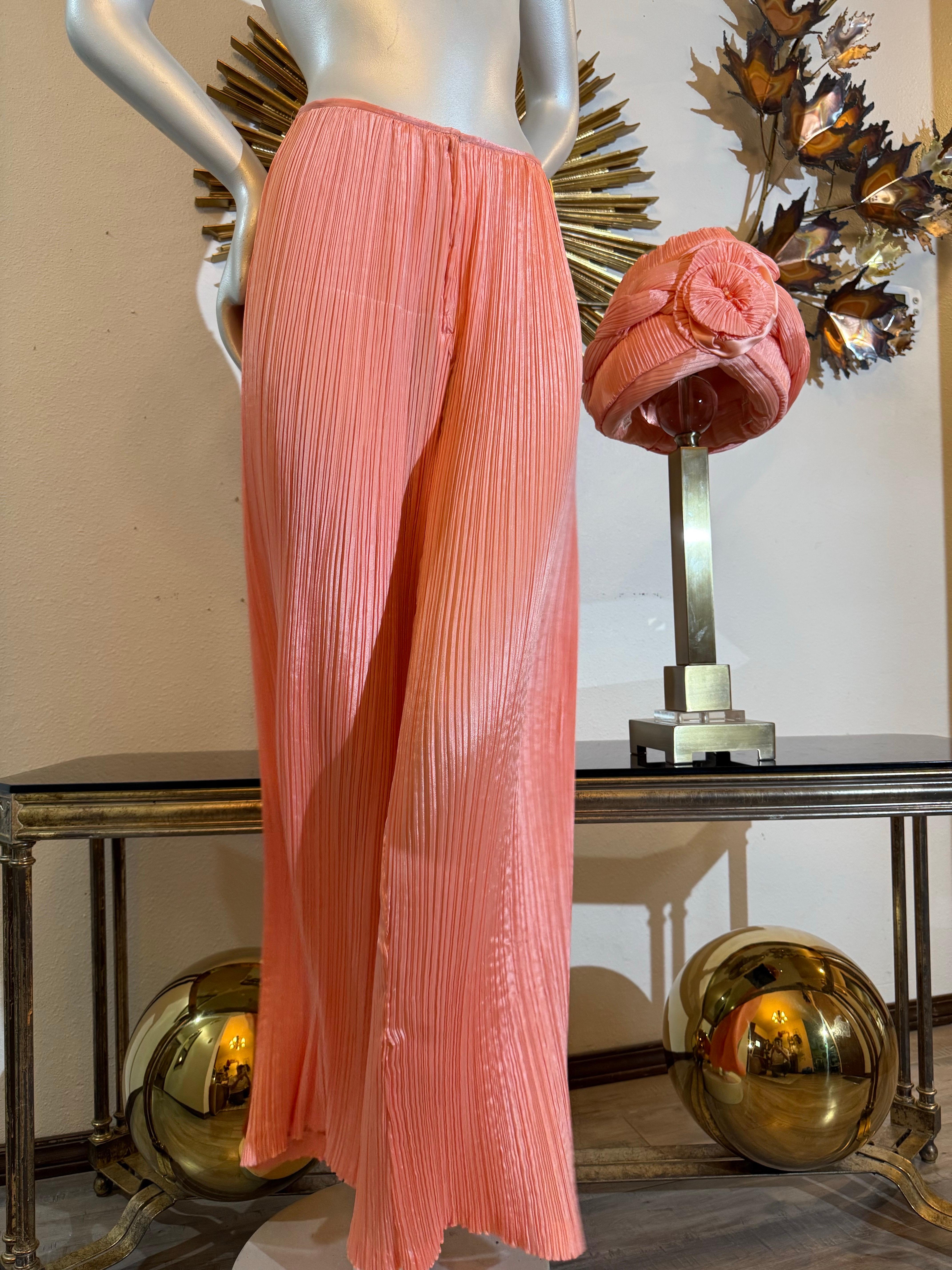 Pantalones estilo pijama de seda plisada Fortuny en melocotón de los años 80 con turbante anudado a juego en venta 3