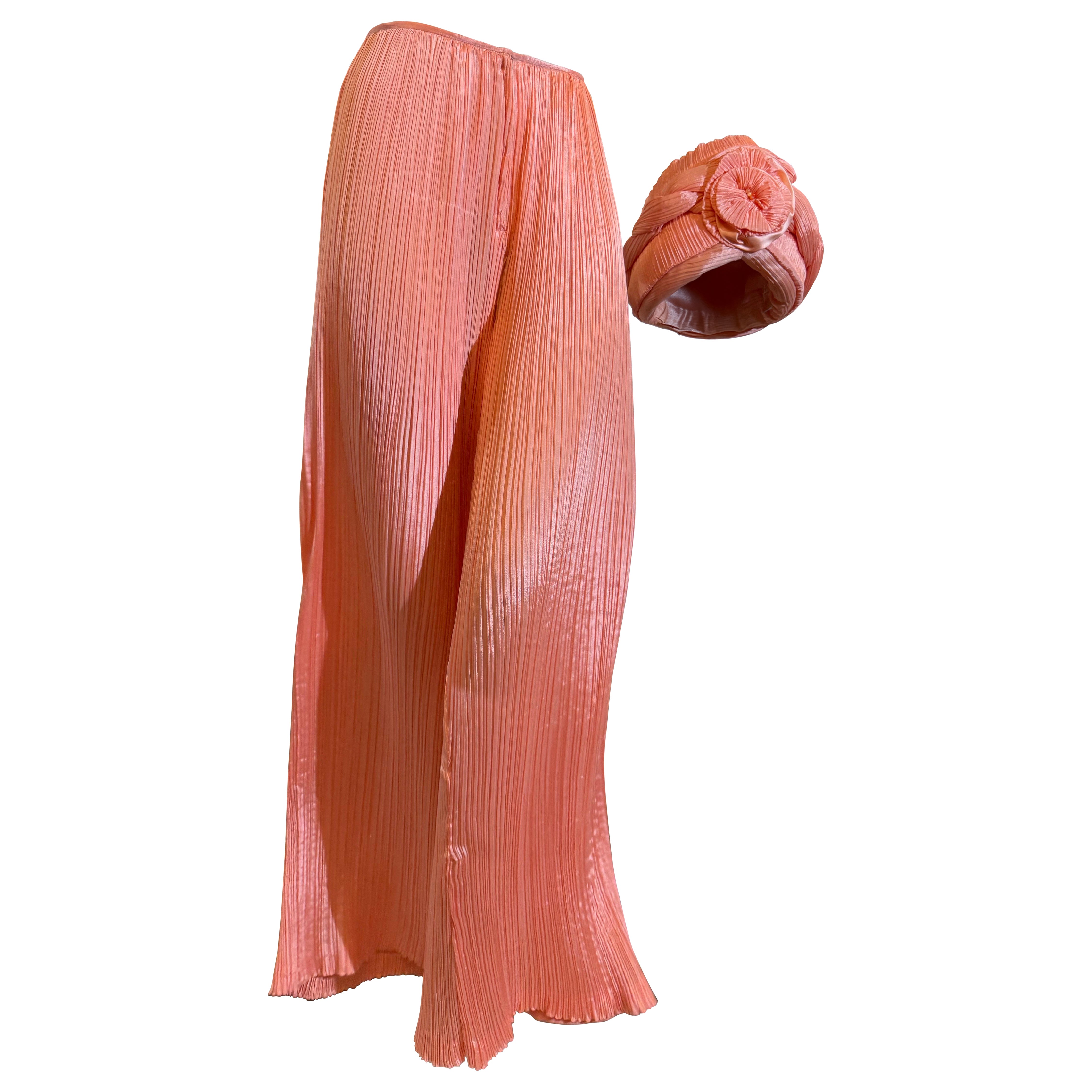 Pantalones estilo pijama de seda plisada Fortuny en melocotón de los años 80 con turbante anudado a juego en venta