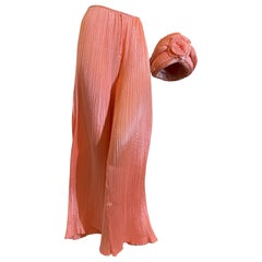 Pantalones estilo pijama de seda plisada Fortuny en melocotón de los años 80 con turbante anudado a juego